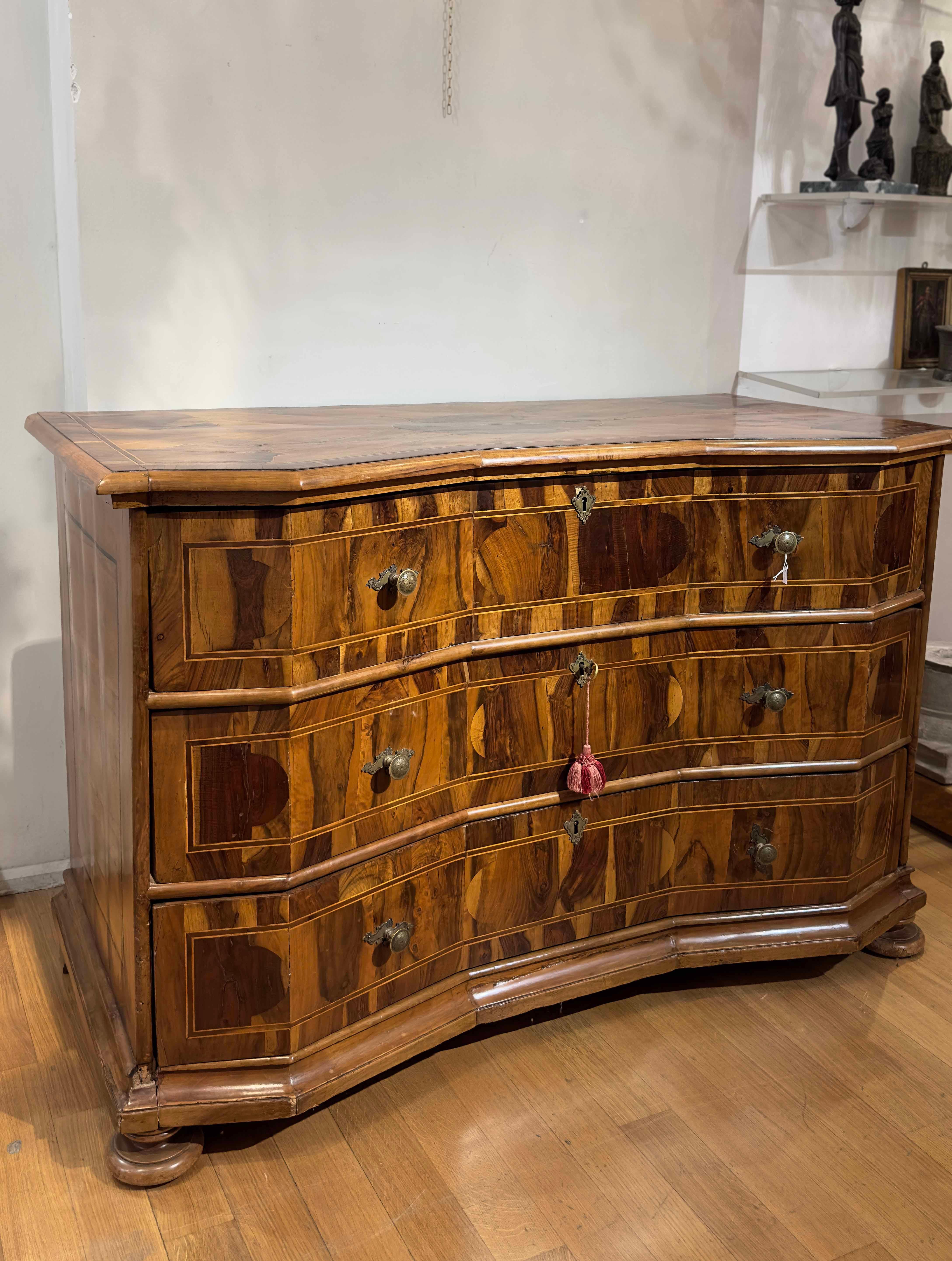 18th CENTURY VENETIAN VENEREED AND INLAID CHEST For Sale 4