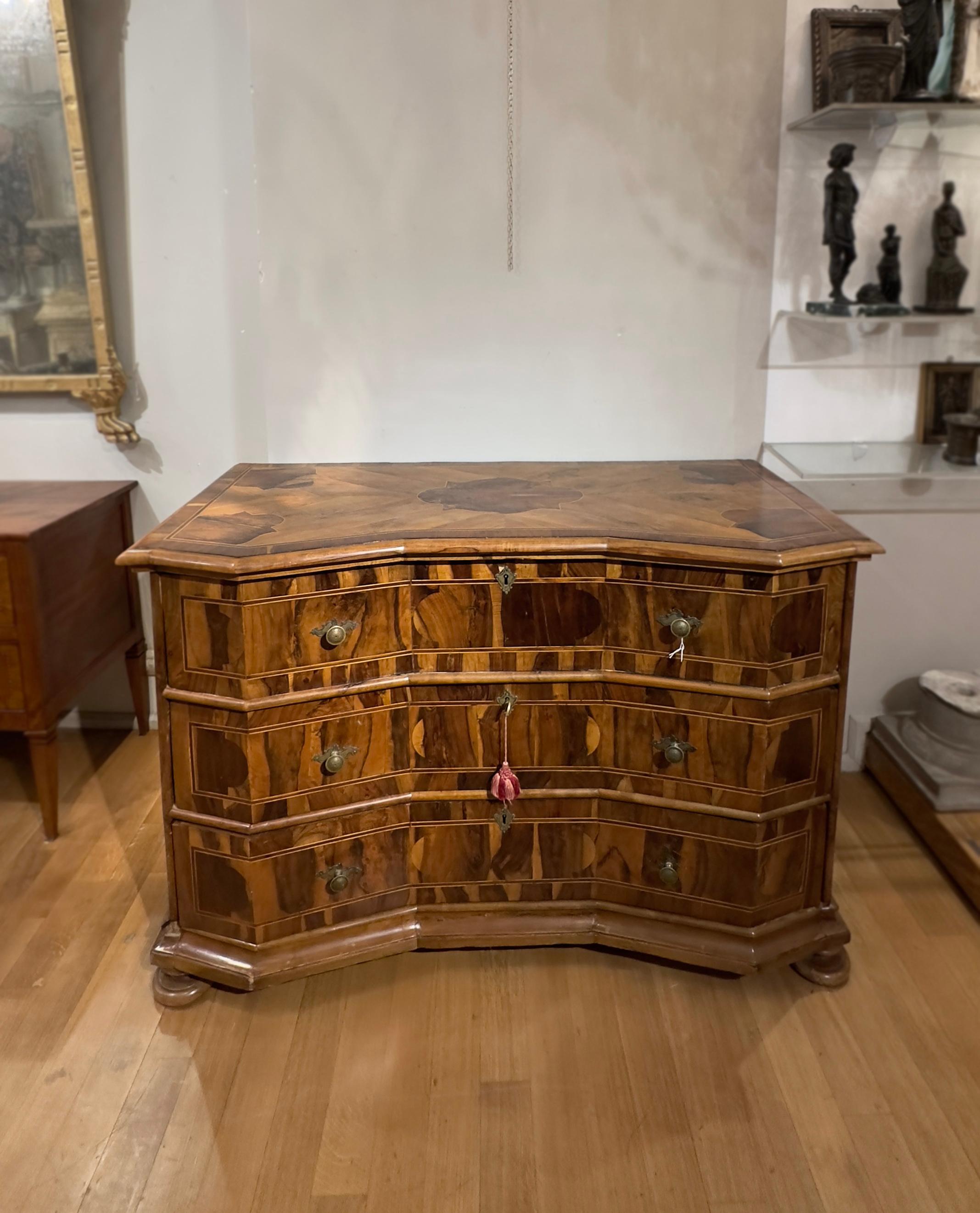 18th CENTURY VENETIAN VENEREED AND INLAID CHEST For Sale 6