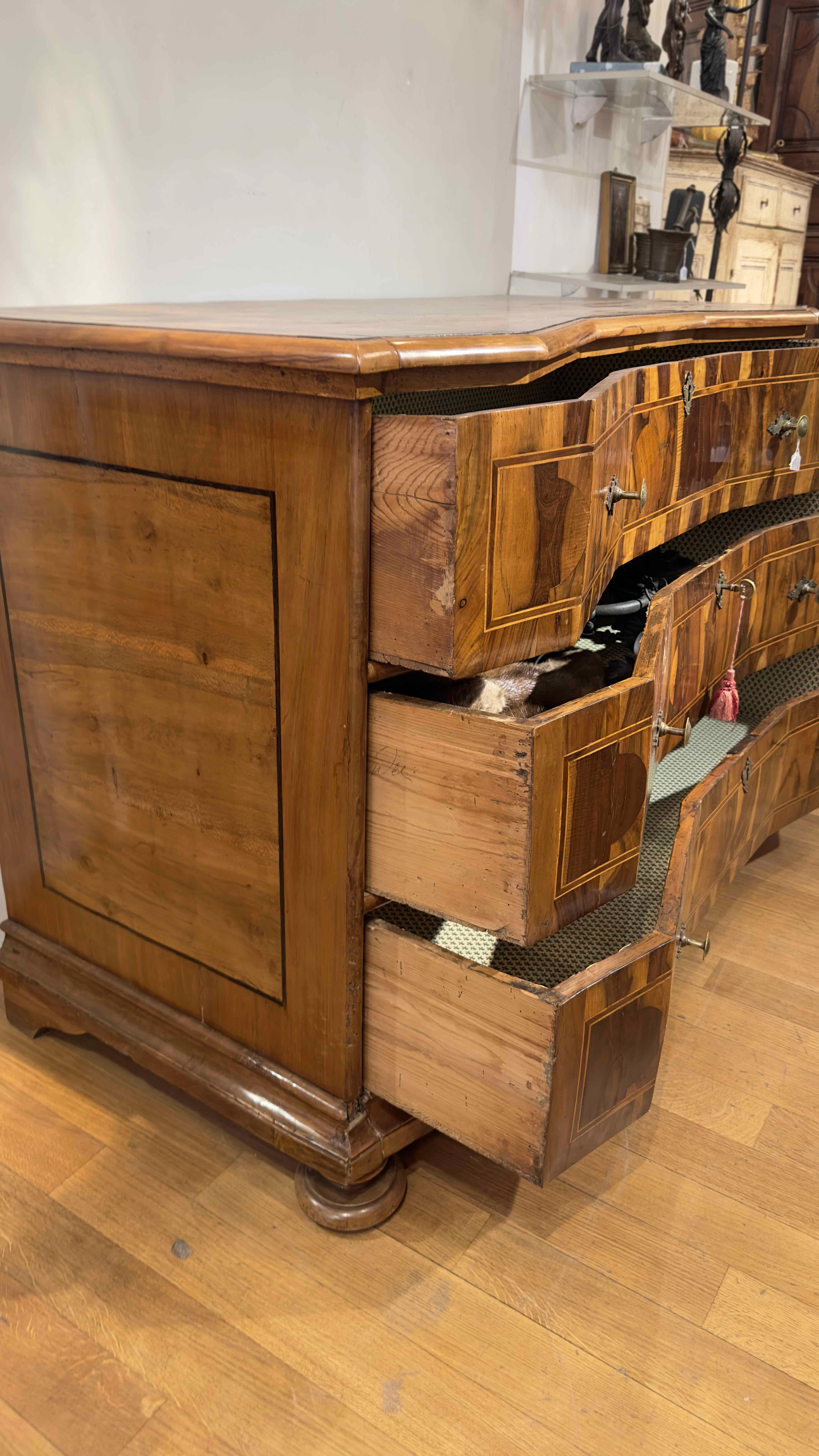 18th CENTURY VENETIAN VENEREED AND INLAID CHEST For Sale 1