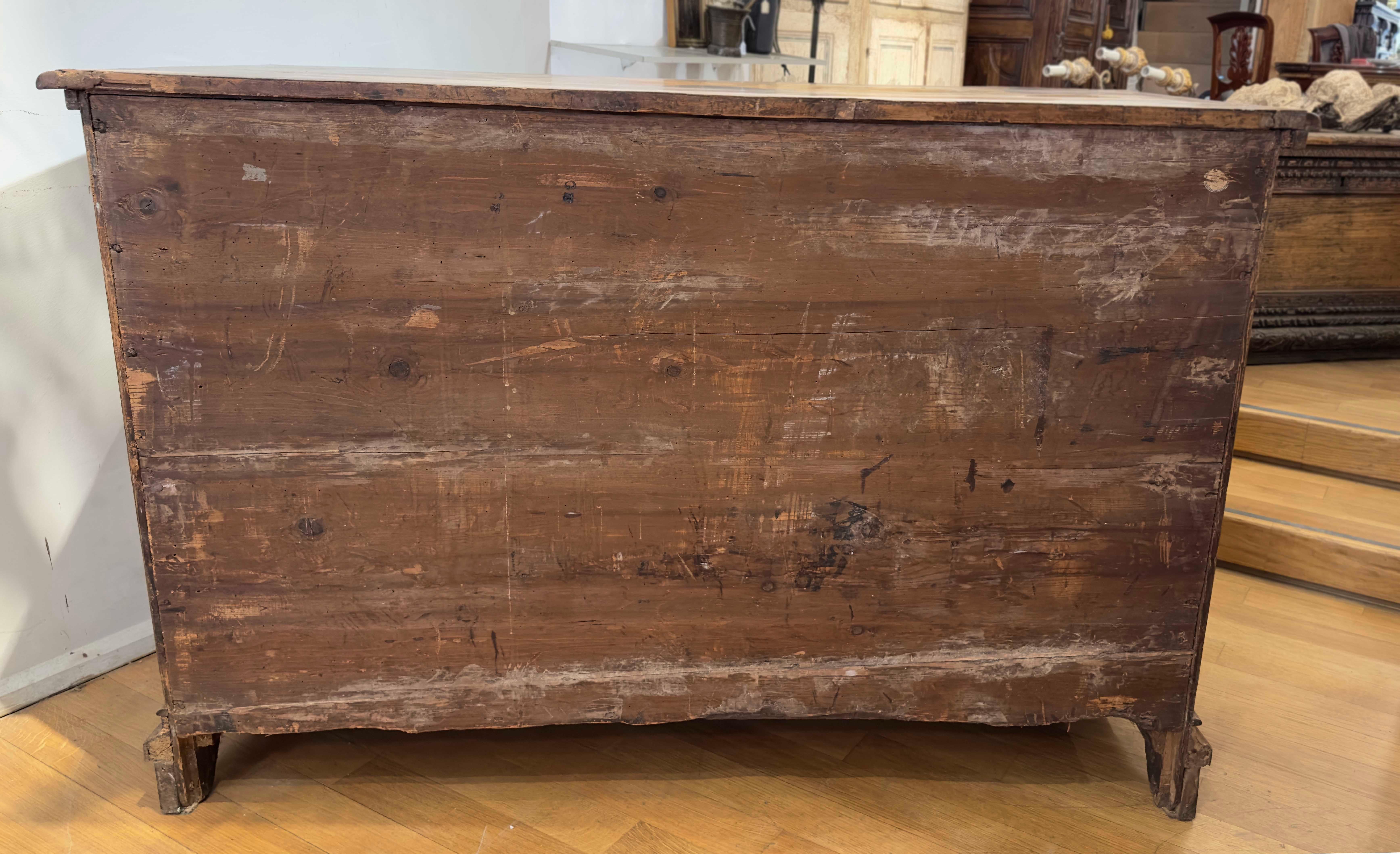 18th CENTURY VENETIAN VENEREED AND INLAID CHEST For Sale 2