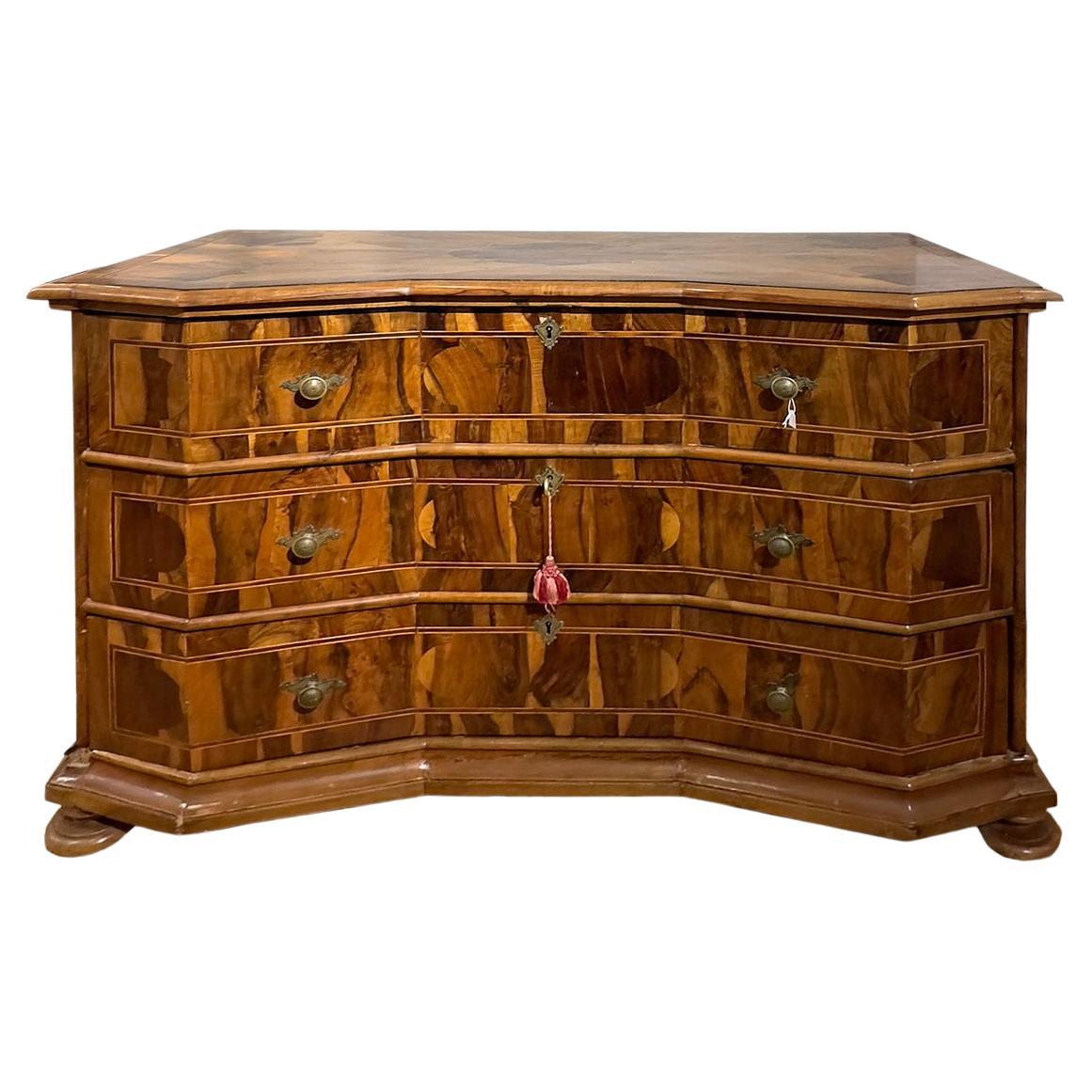 18th CENTURY VENETIAN VENEREED AND INLAID CHEST