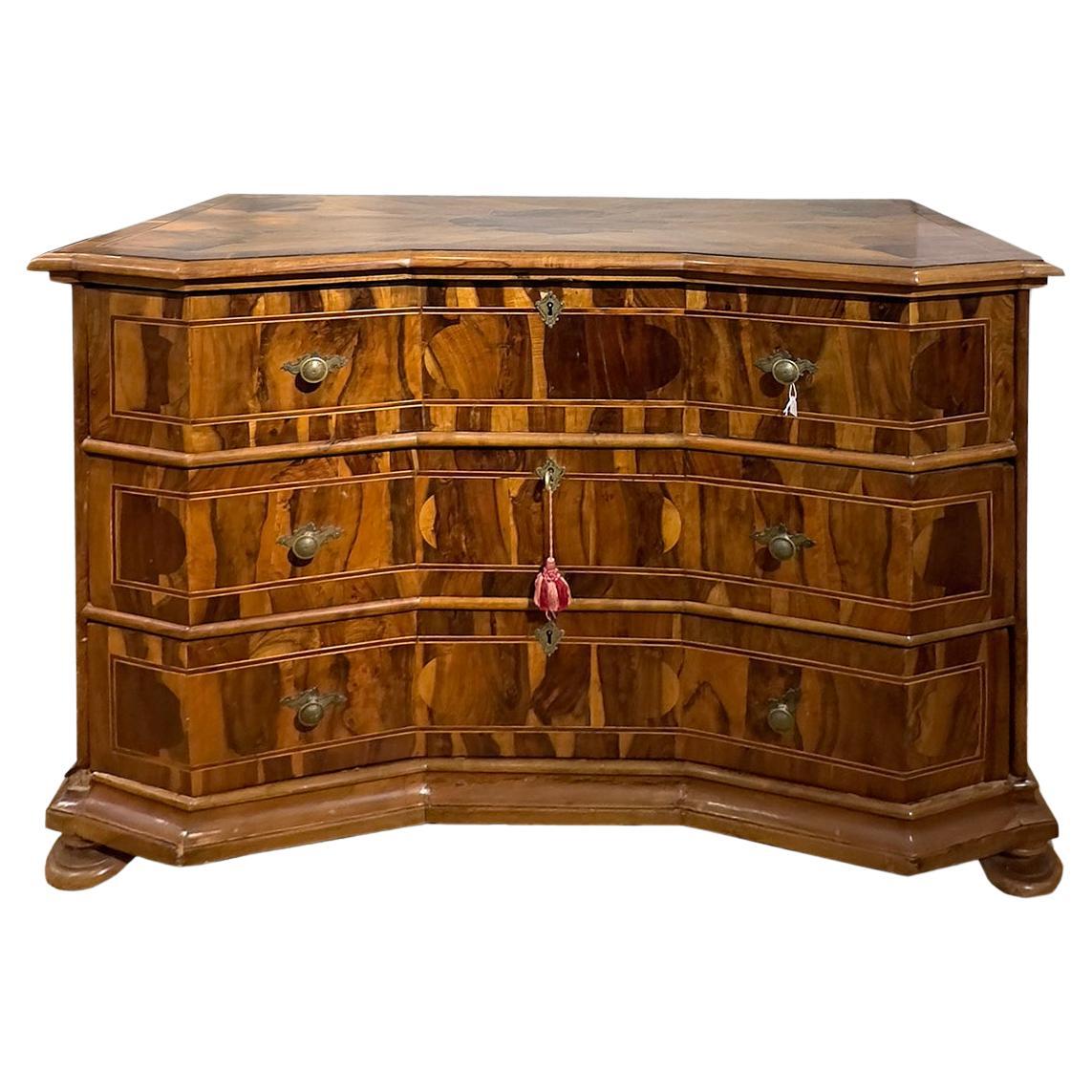 18th CENTURY VENETIAN VENEREED AND INLAID CHEST For Sale