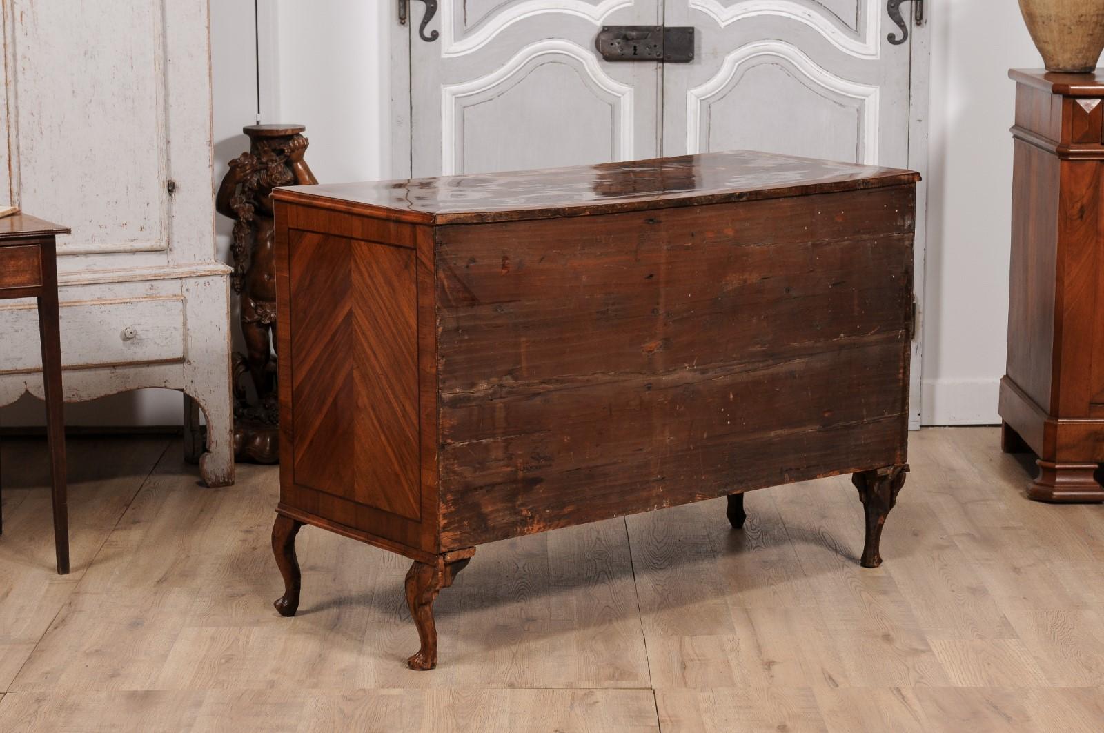 18th Century Venetian Walnut ad Mahogany Commode with Bookmatched Veneer For Sale 4