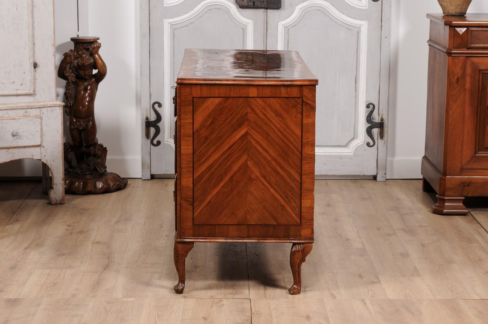 18th Century Venetian Walnut ad Mahogany Commode with Bookmatched Veneer For Sale 5