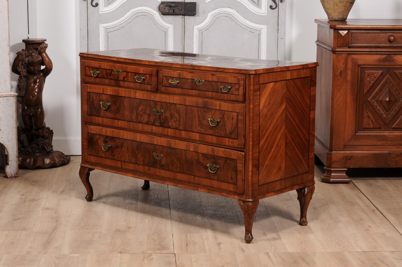 18th Century Venetian Walnut ad Mahogany Commode with Bookmatched Veneer For Sale 6