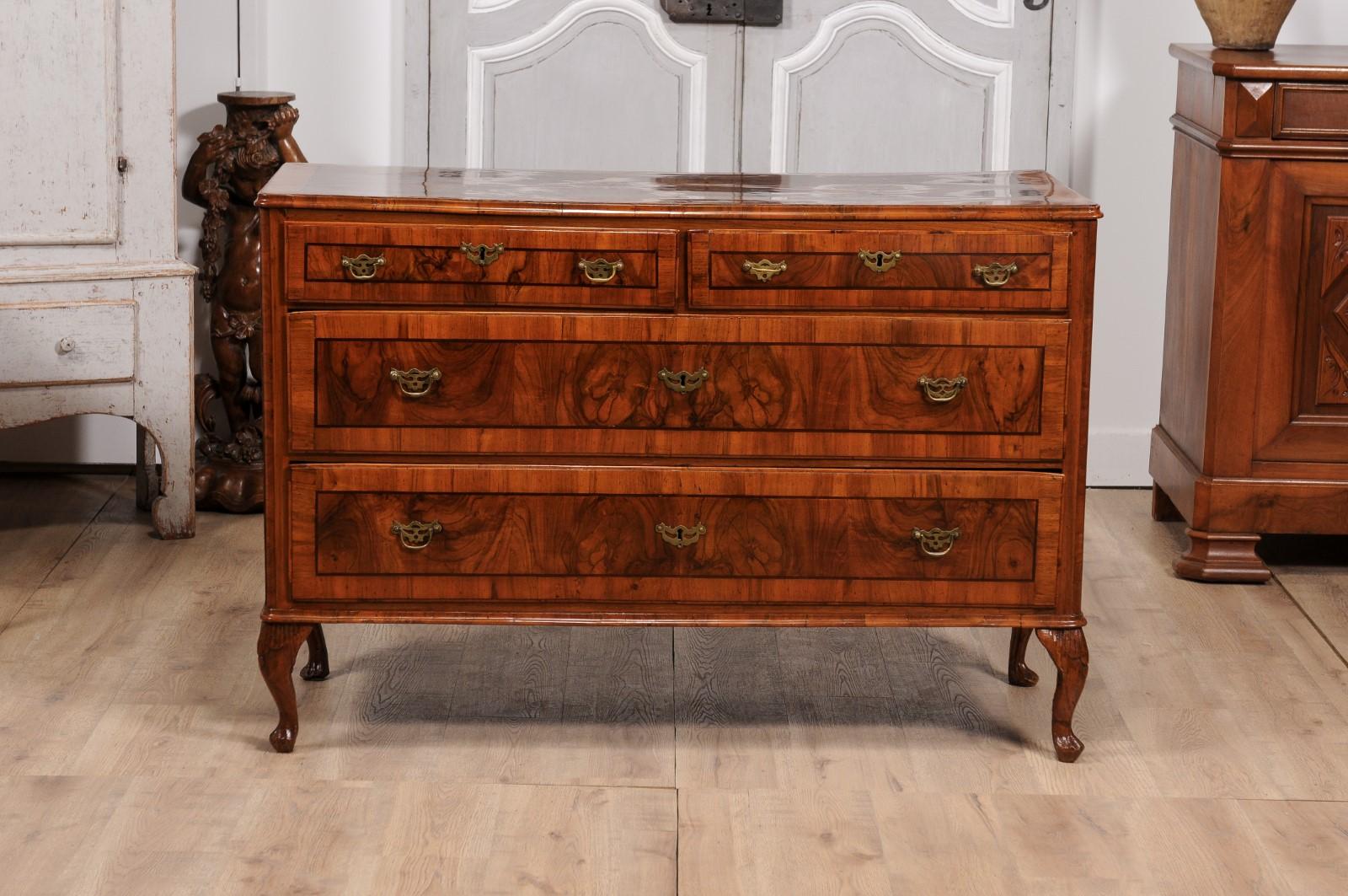 18th Century Venetian Walnut ad Mahogany Commode with Bookmatched Veneer For Sale 7