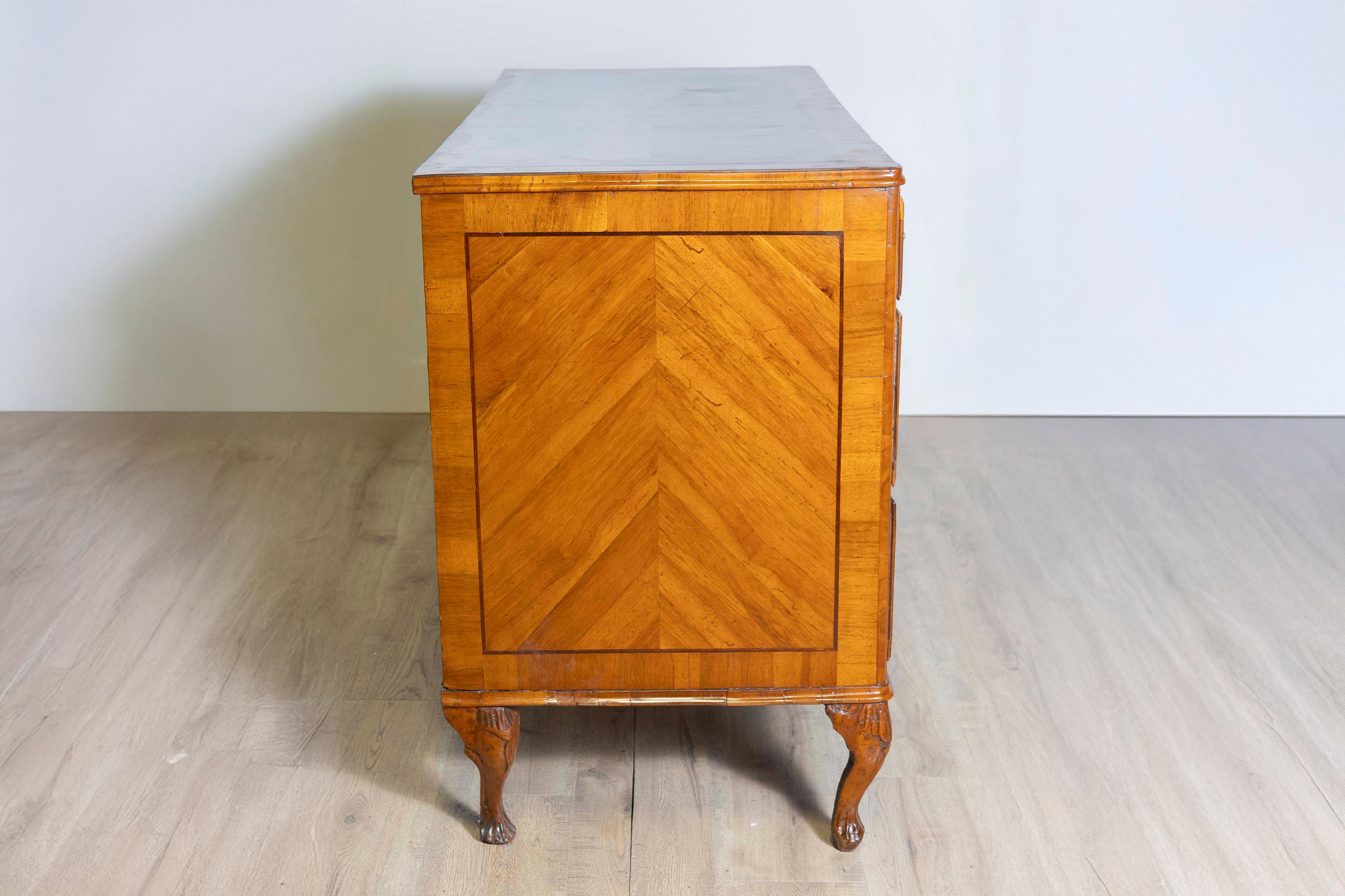 Cómoda de nogal veneciano y caoba del siglo XVIII con chapado a tono siglo XVIII y antes en venta