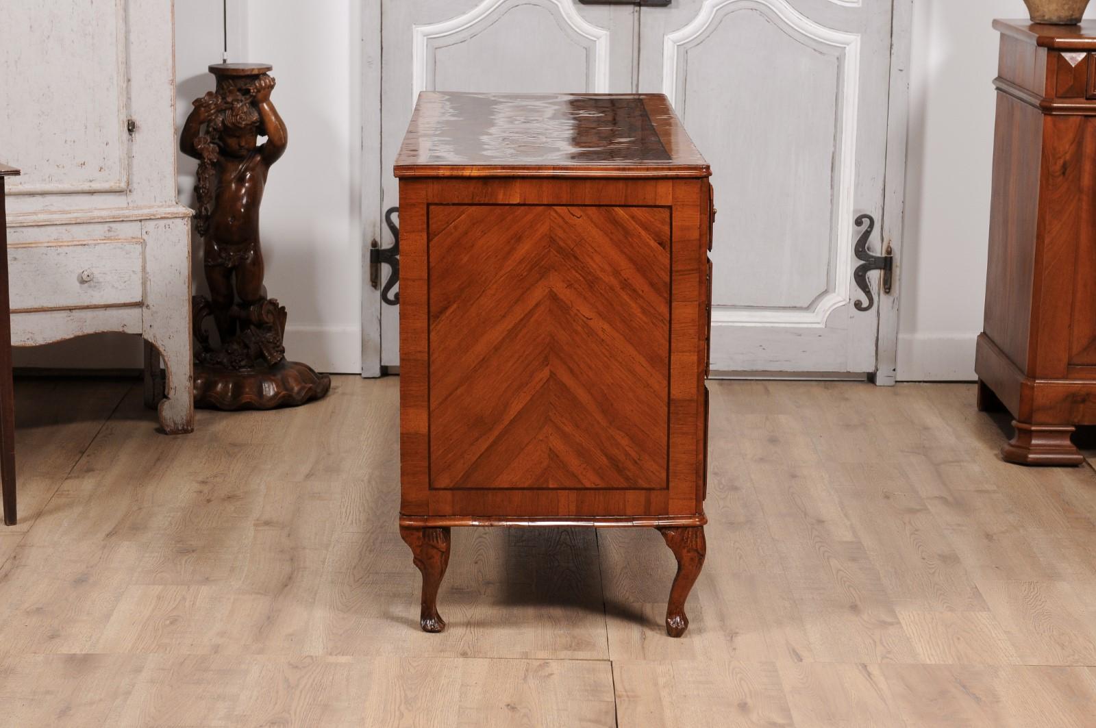 18th Century Venetian Walnut ad Mahogany Commode with Bookmatched Veneer For Sale 1