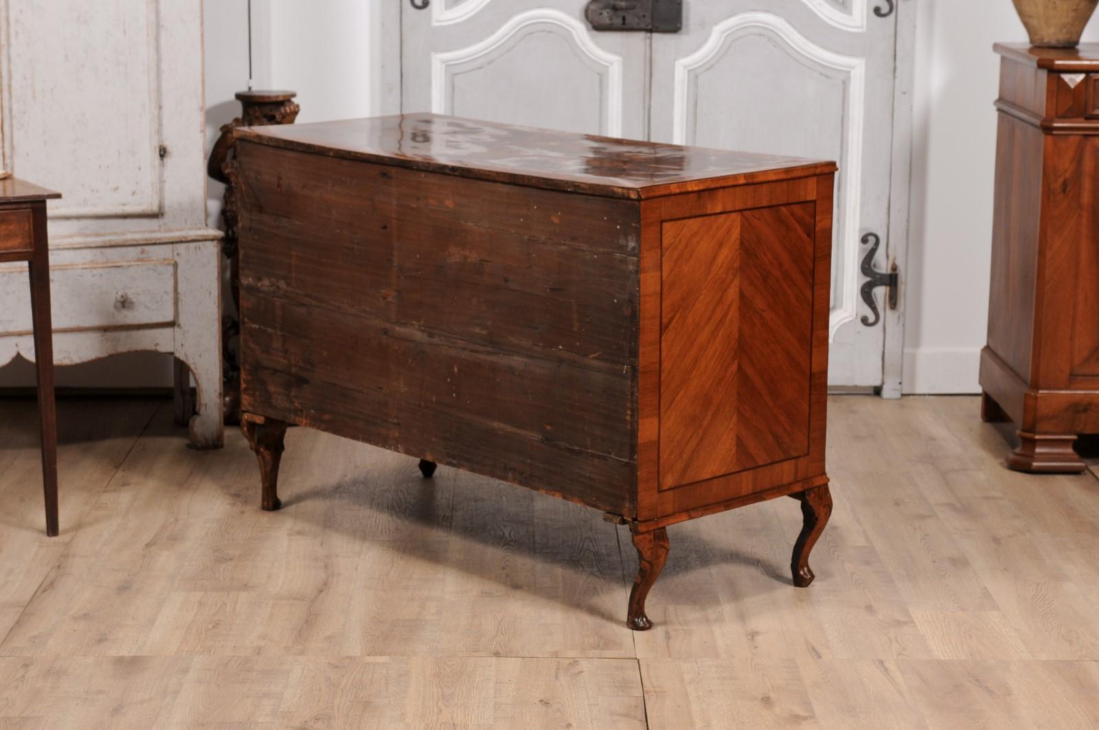 18th Century Venetian Walnut ad Mahogany Commode with Bookmatched Veneer For Sale 2