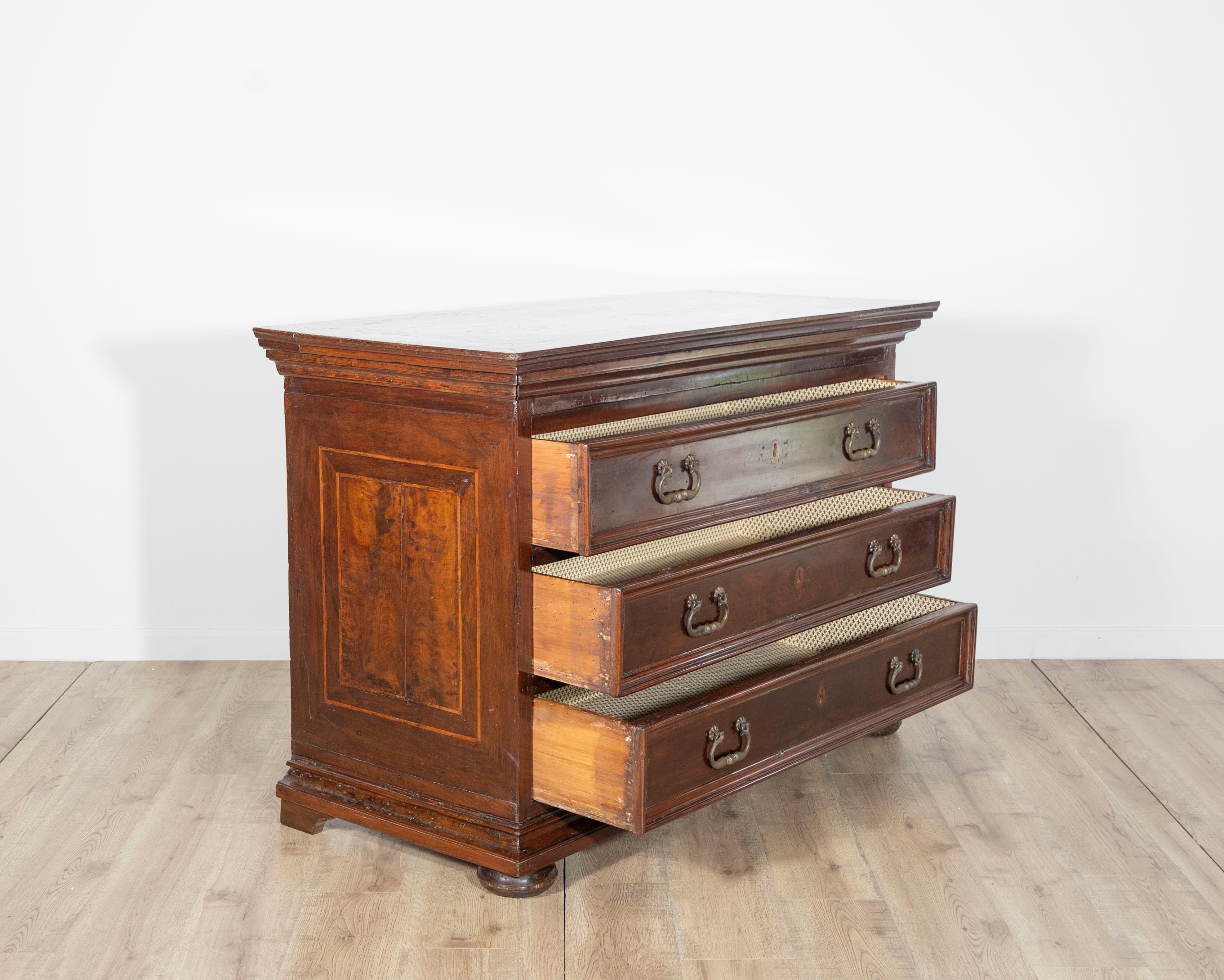 XVIIIe siècle et antérieur Commode vénitienne du XVIIIe siècle avec incrustations en vente