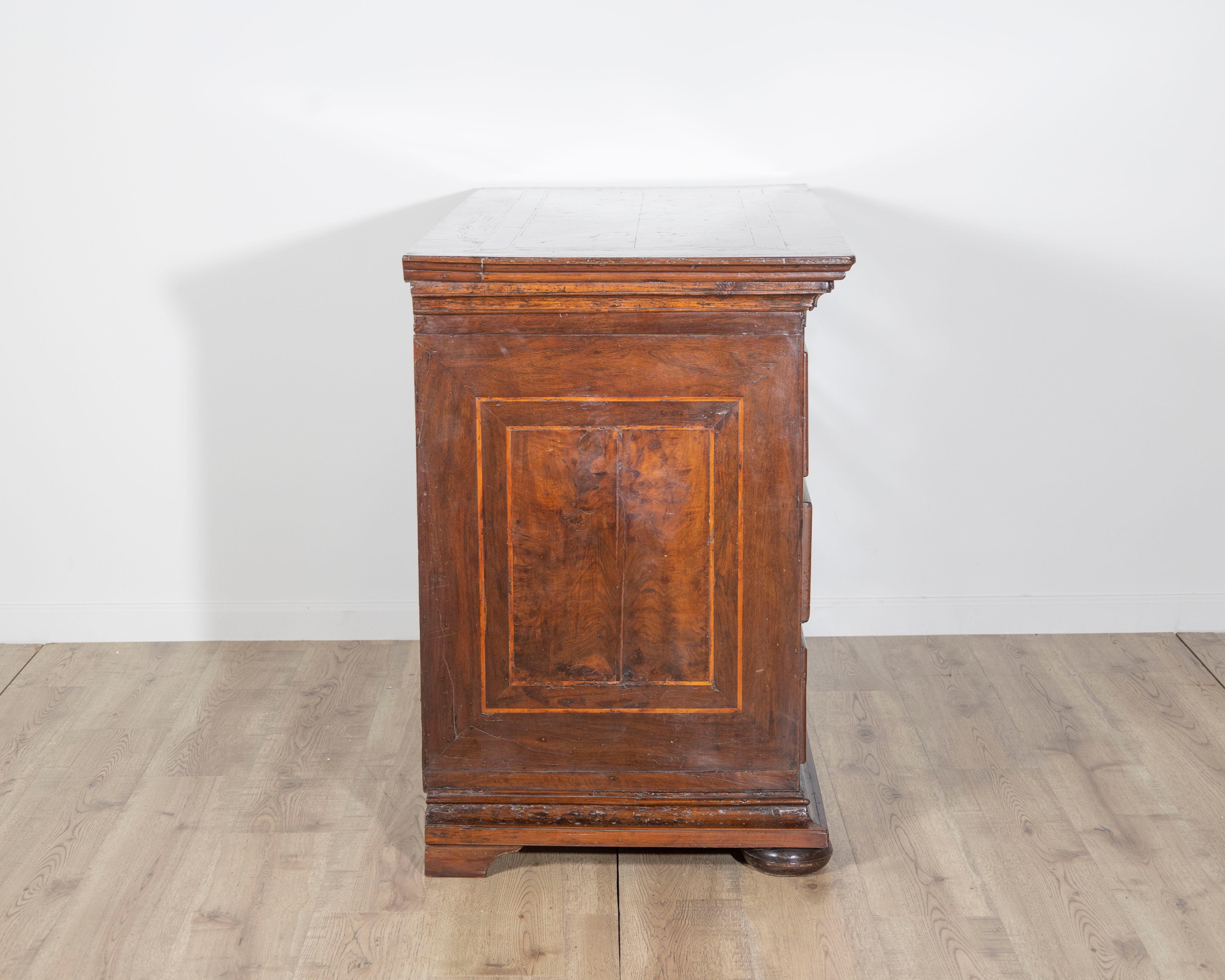 Noyer Commode vénitienne du XVIIIe siècle avec incrustations en vente