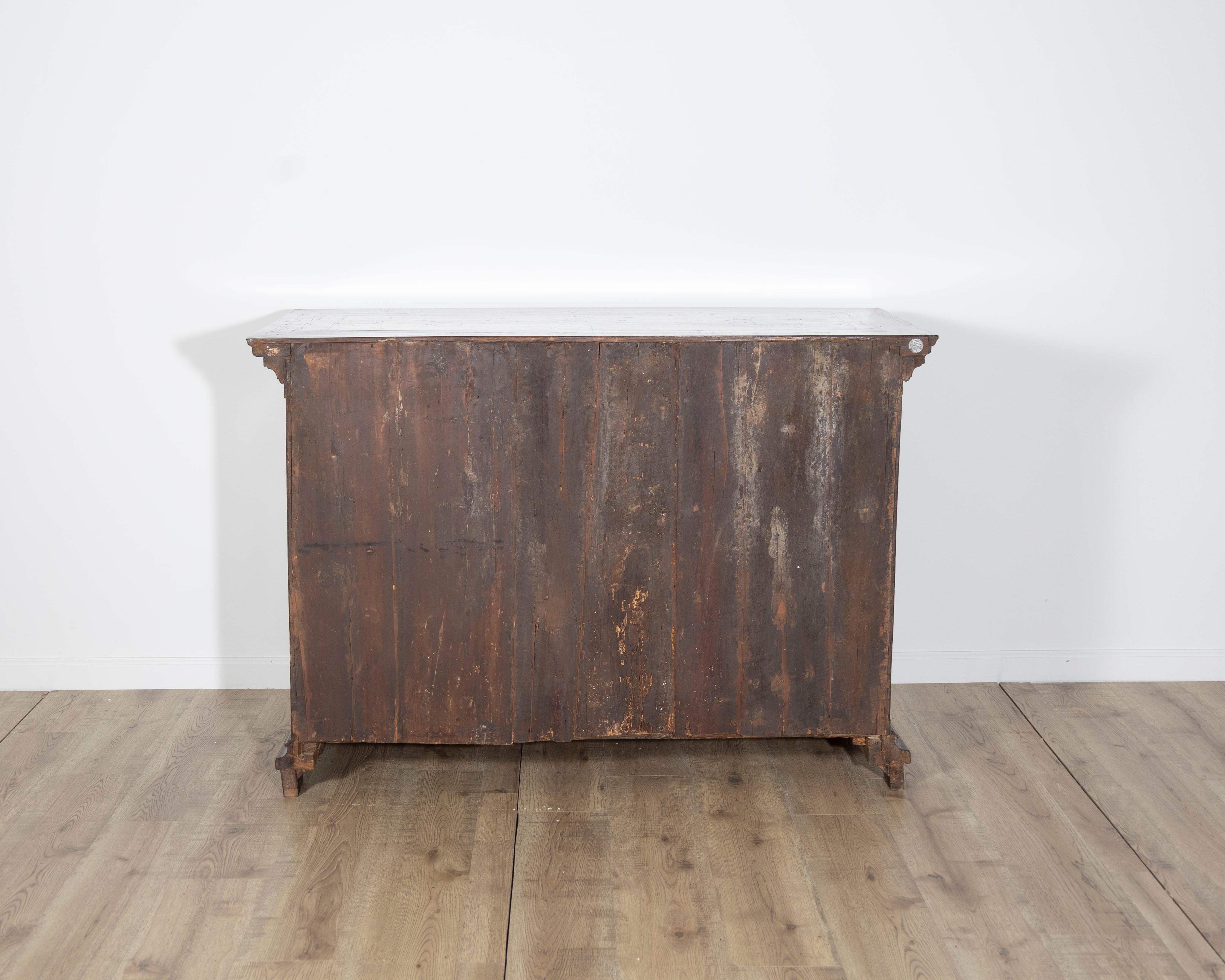 Commode vénitienne du XVIIIe siècle avec incrustations en vente 1