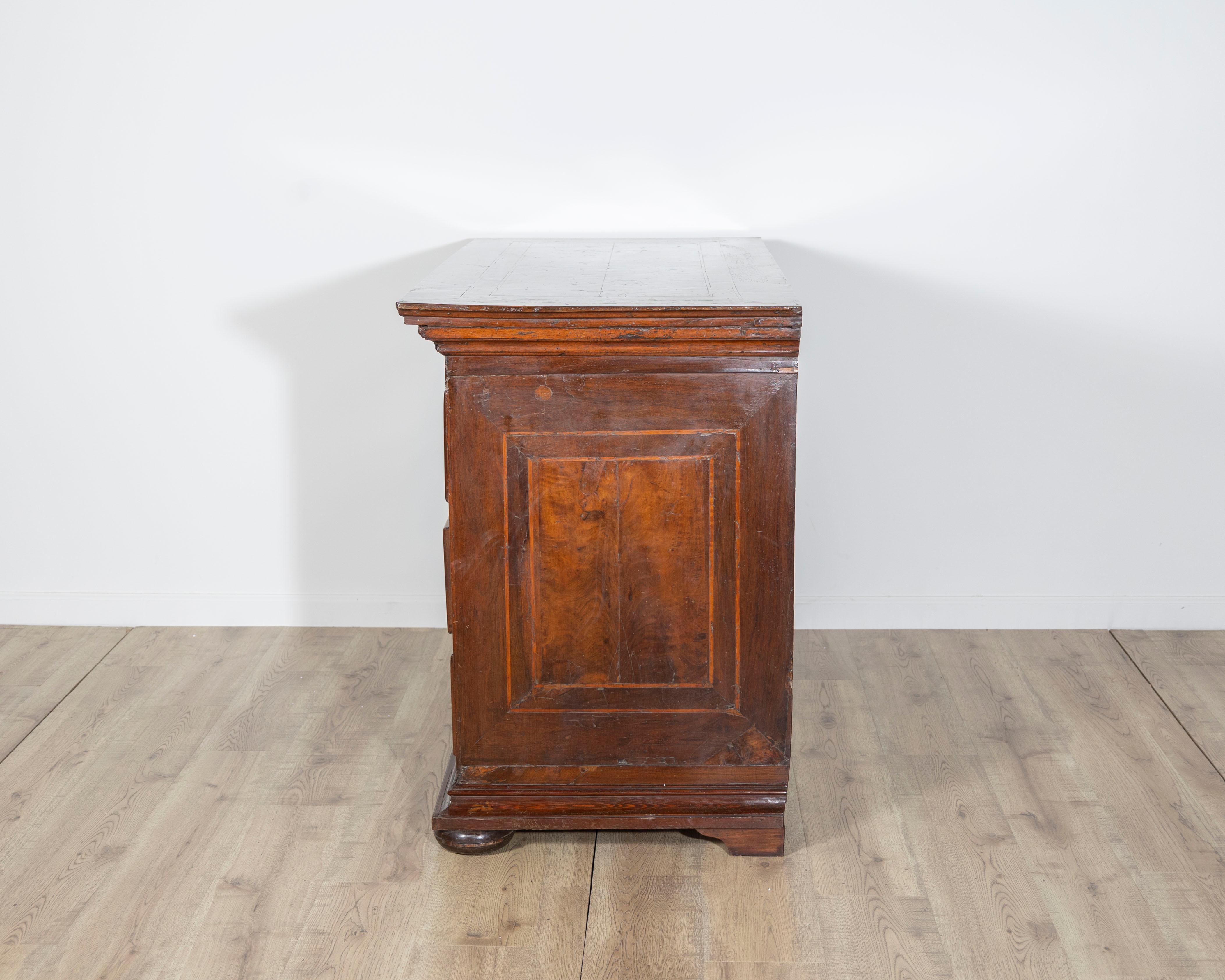 Commode vénitienne du XVIIIe siècle avec incrustations en vente 2