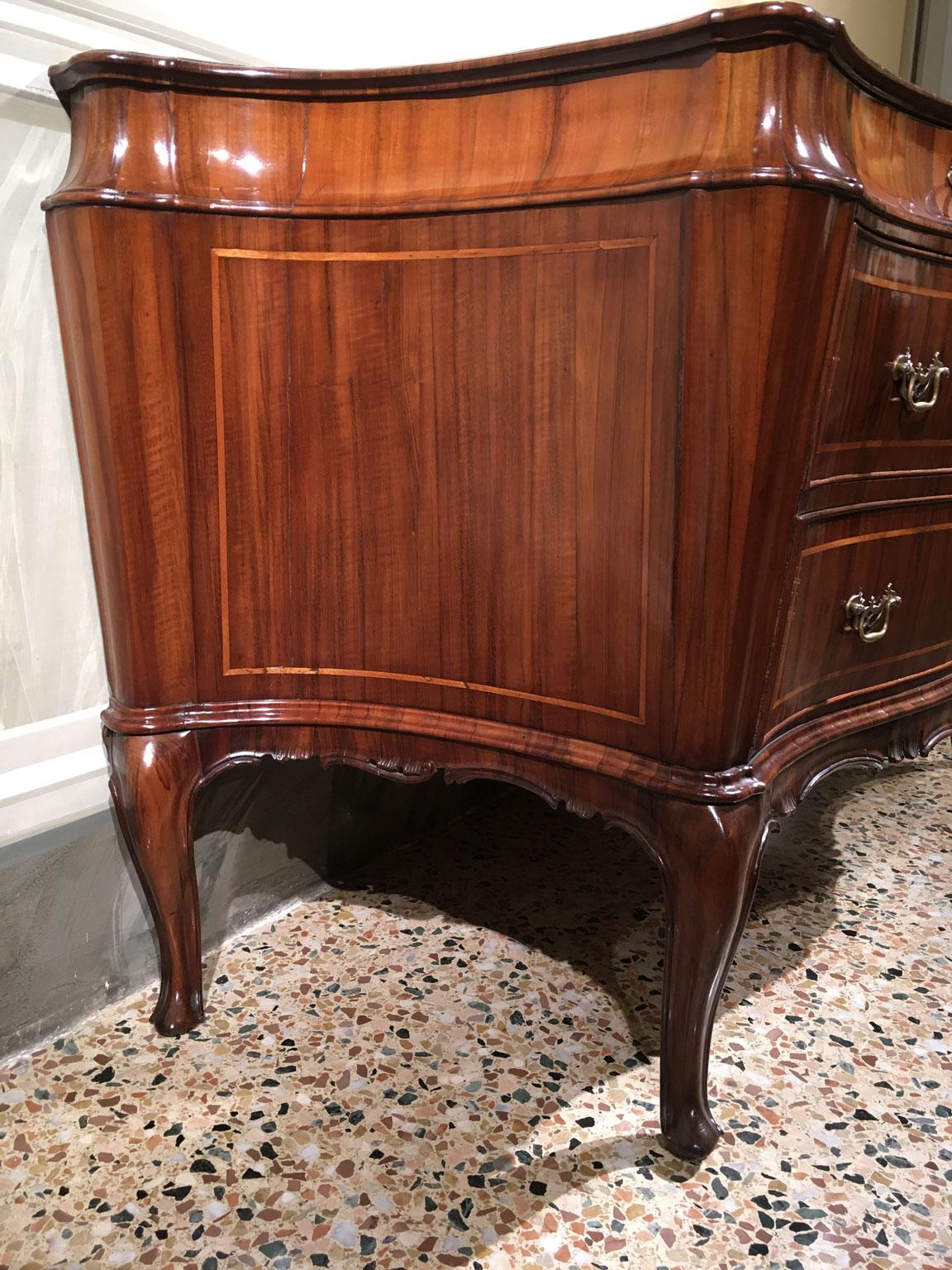 Cassettiera barocca in noce intagliata e intarsiata del XVIII secolo a Venezia in vendita 3