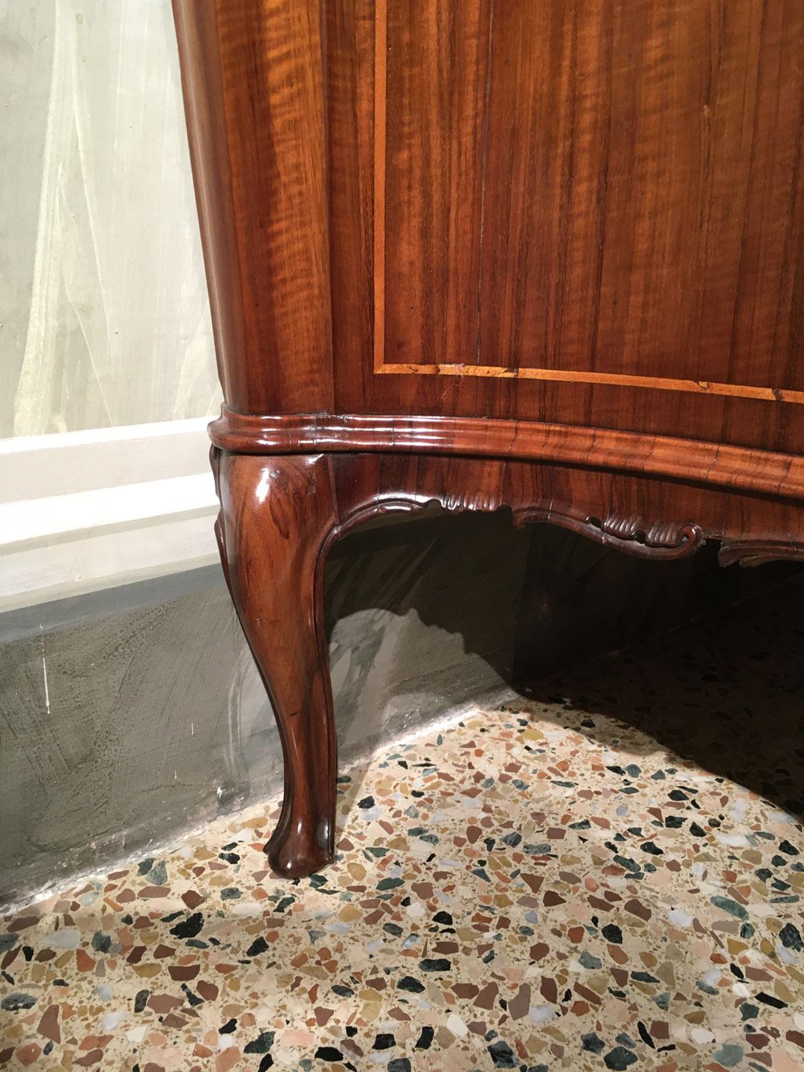 Cassettiera barocca in noce intagliata e intarsiata del XVIII secolo a Venezia in vendita 4
