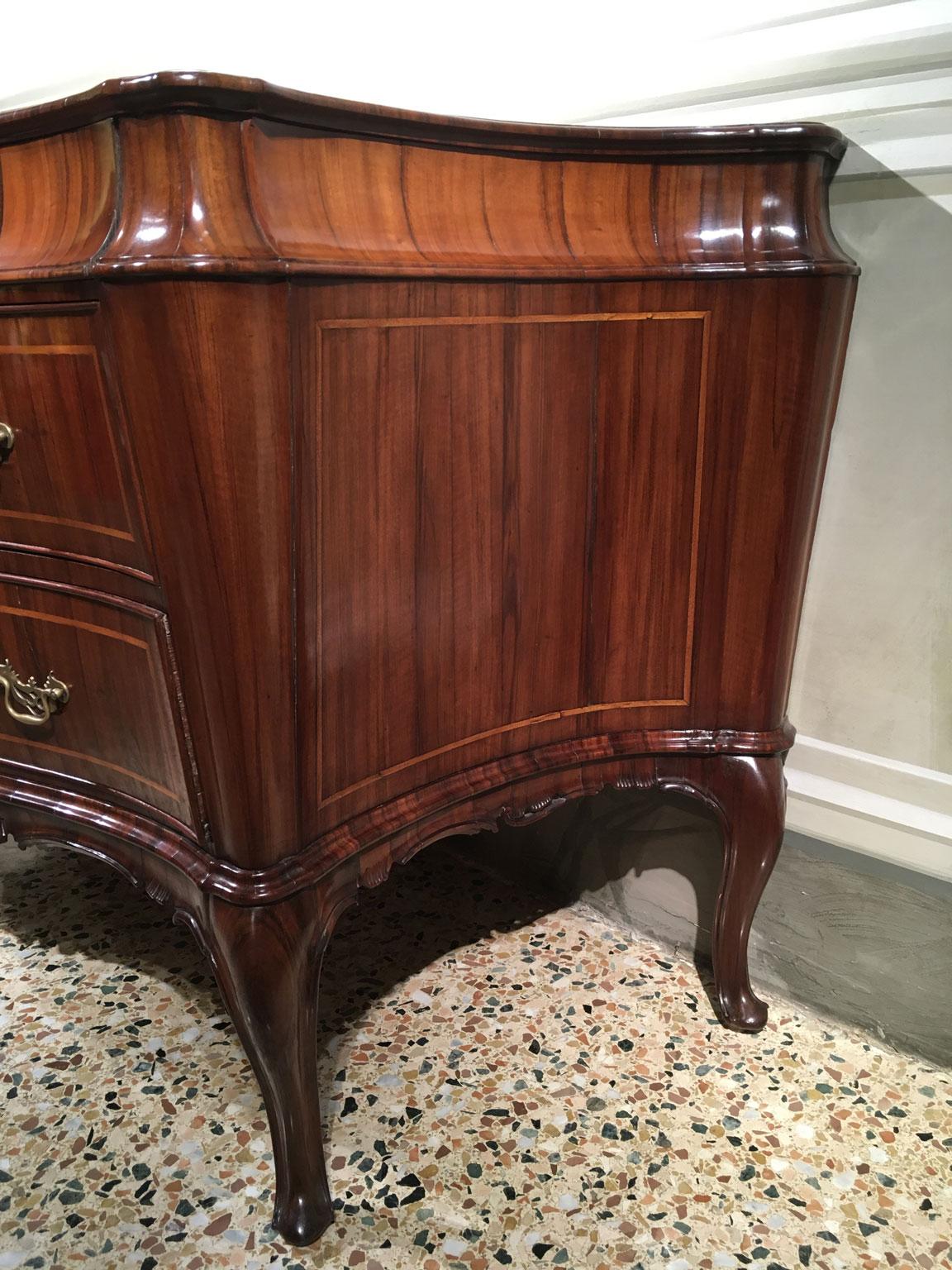 Cassettiera barocca in noce intagliata e intarsiata del XVIII secolo a Venezia in vendita 5