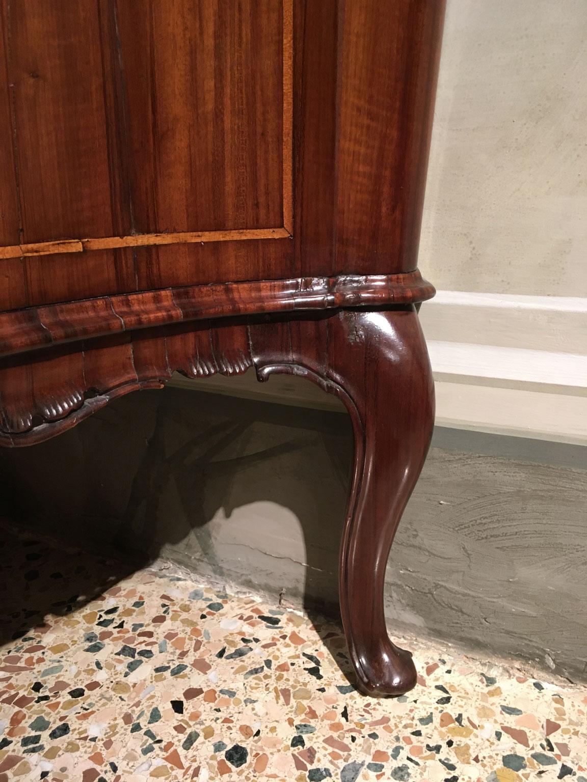 Cassettiera barocca in noce intagliata e intarsiata del XVIII secolo a Venezia in vendita 6