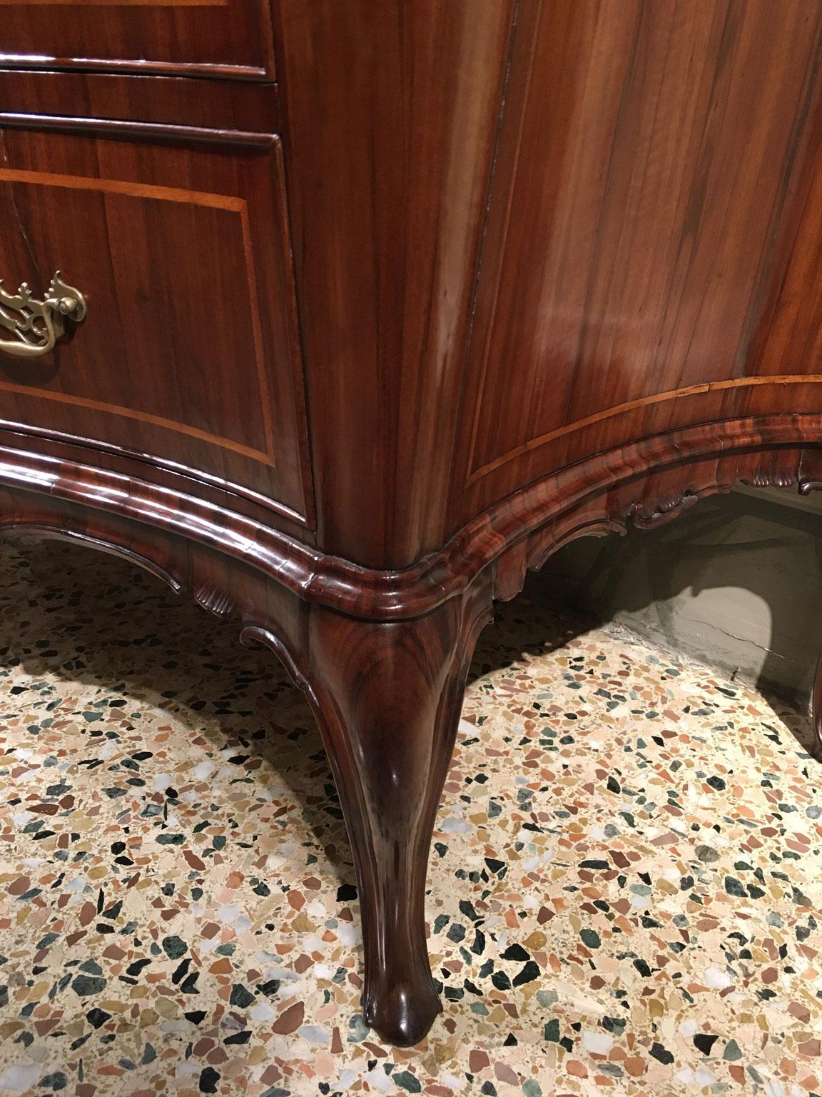 Cassettiera barocca in noce intagliata e intarsiata del XVIII secolo a Venezia in vendita 7