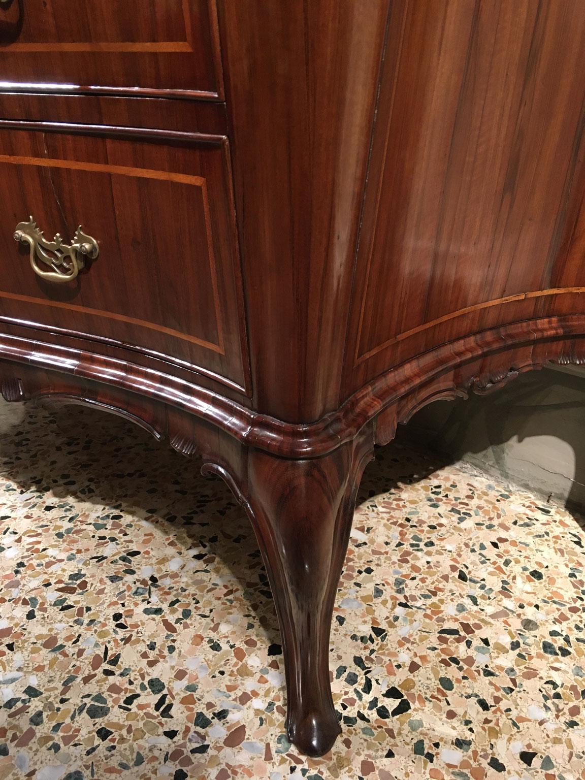 Cassettiera barocca in noce intagliata e intarsiata del XVIII secolo a Venezia in vendita 8