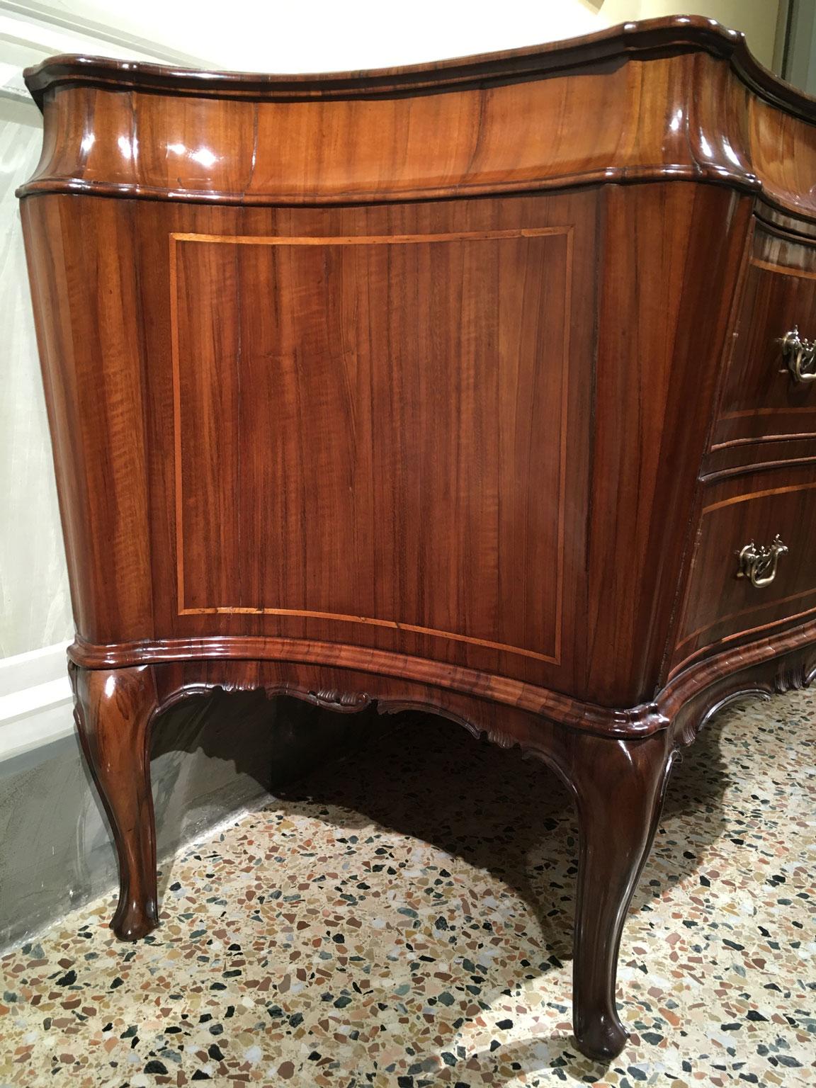 Cassettiera barocca in noce intagliata e intarsiata del XVIII secolo a Venezia in vendita 10