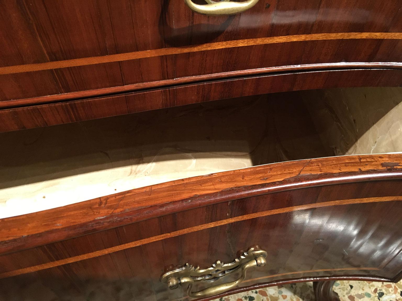 Cassettiera barocca in noce intagliata e intarsiata del XVIII secolo a Venezia in vendita 11