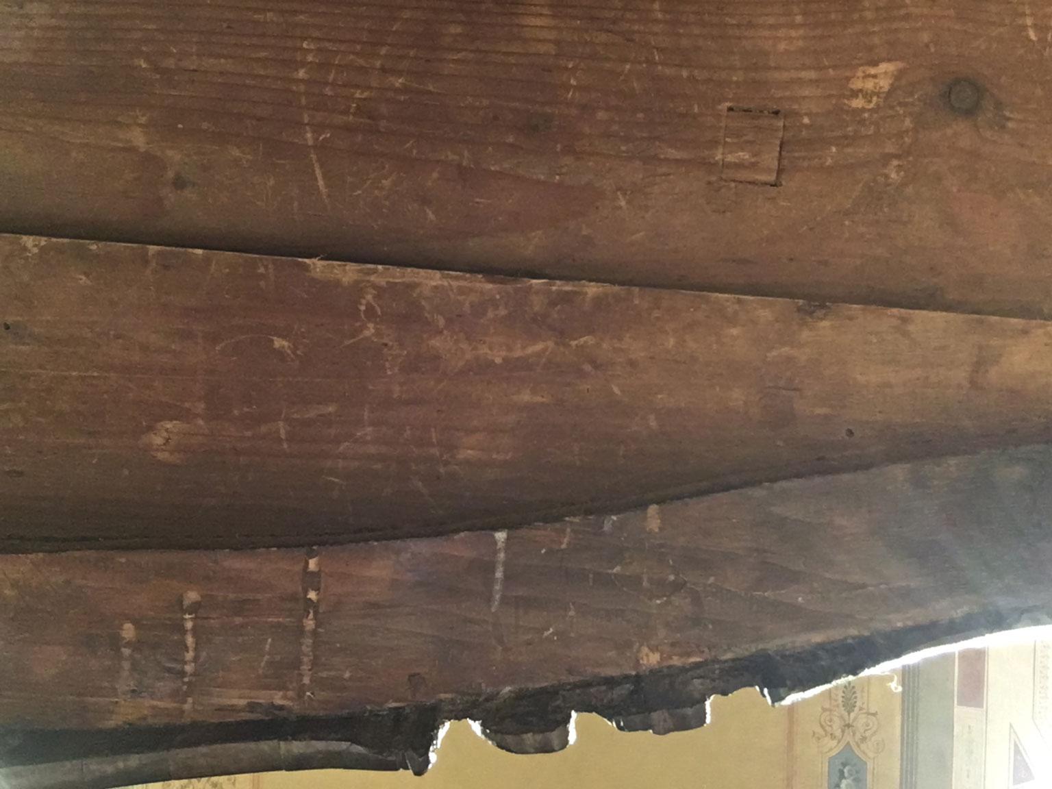 Cassettiera barocca in noce intagliata e intarsiata del XVIII secolo a Venezia in vendita 13
