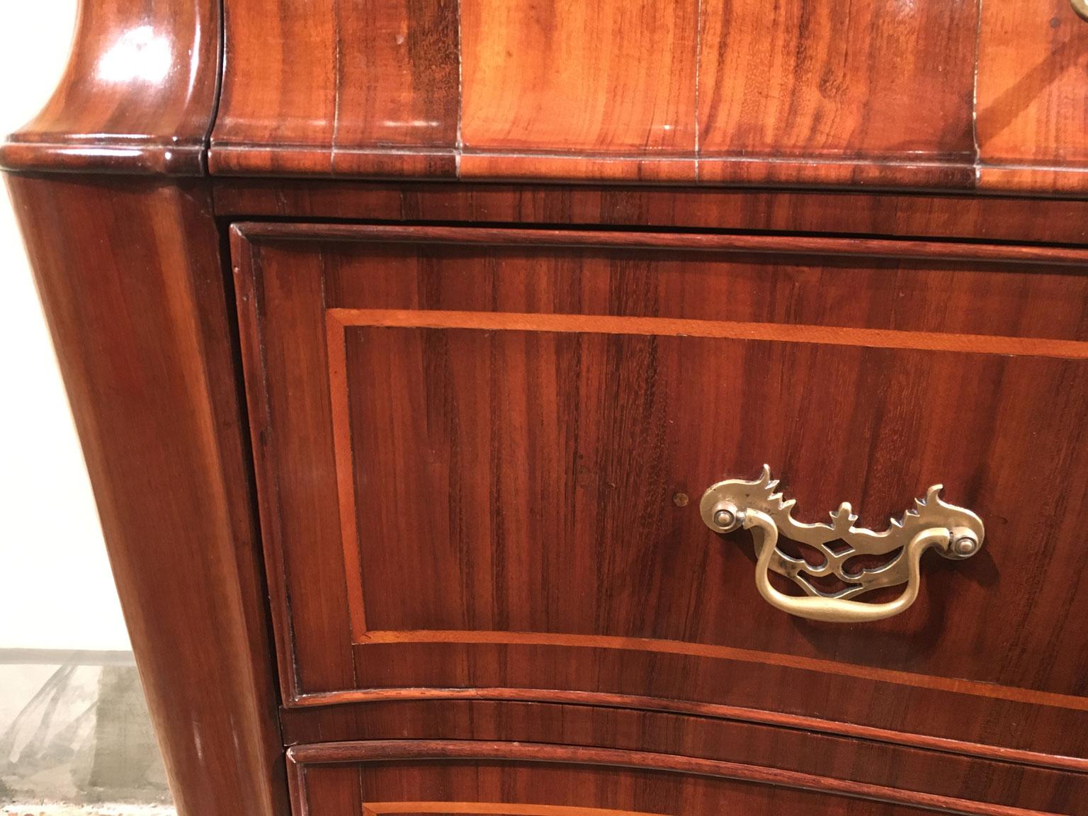 Cassettiera barocca in noce intagliata e intarsiata del XVIII secolo a Venezia In condizioni buone in vendita a Brescia, IT