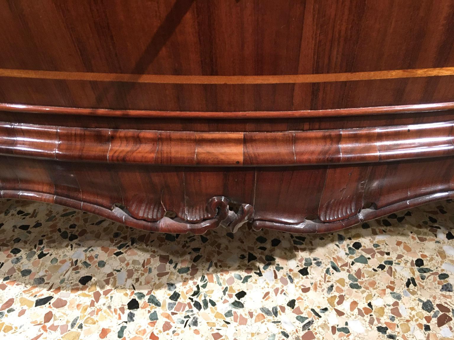 Fino al XVIII secolo Cassettiera barocca in noce intagliata e intarsiata del XVIII secolo a Venezia in vendita