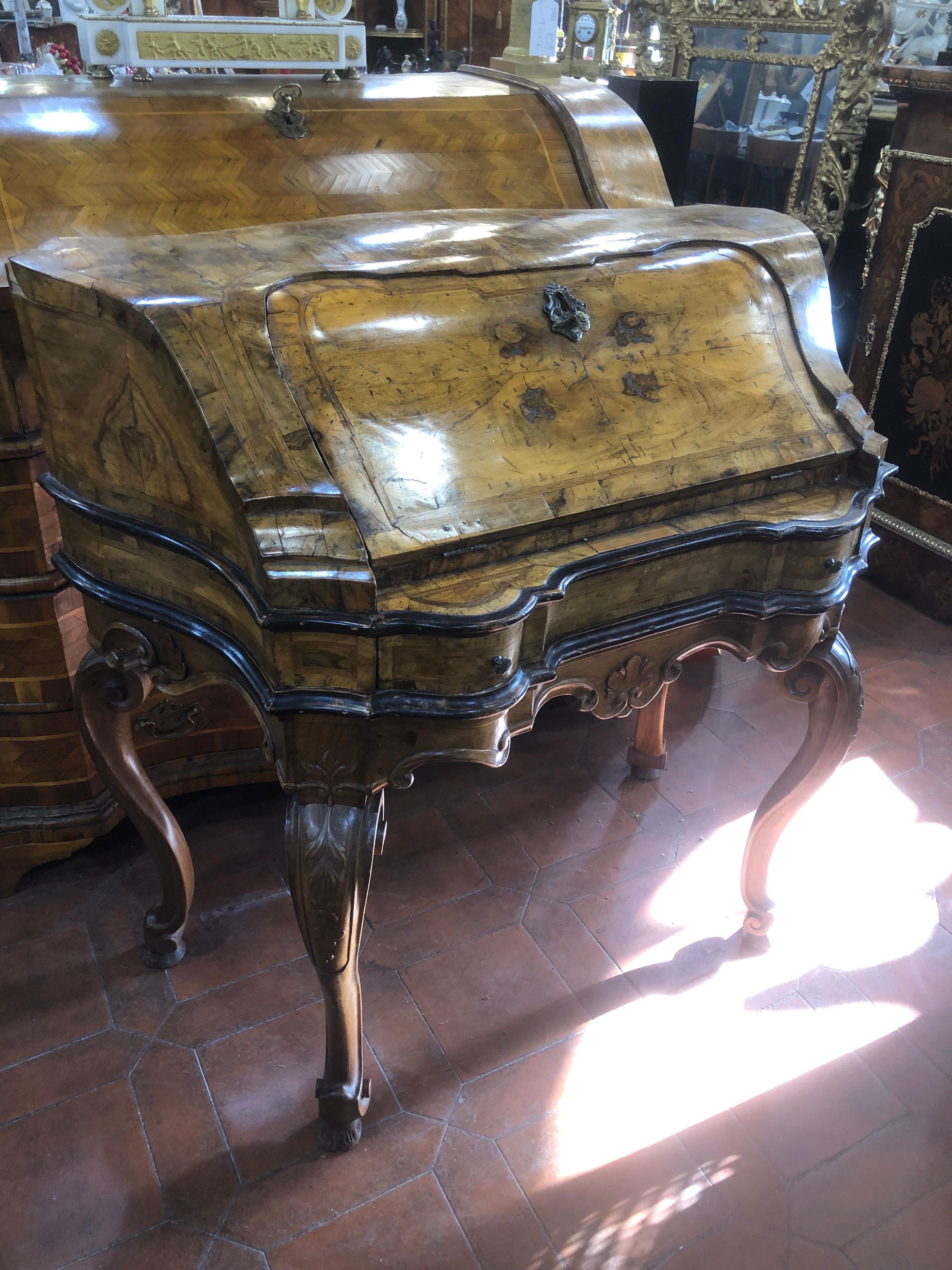 Small Italian secretaire from the center, city of Venice, circa 1750, walnut slab, inside of the flap moved with drawers, you can see the fineness of having covered with wood the lock and hinges of the opening. The lower part of the cabinet, the