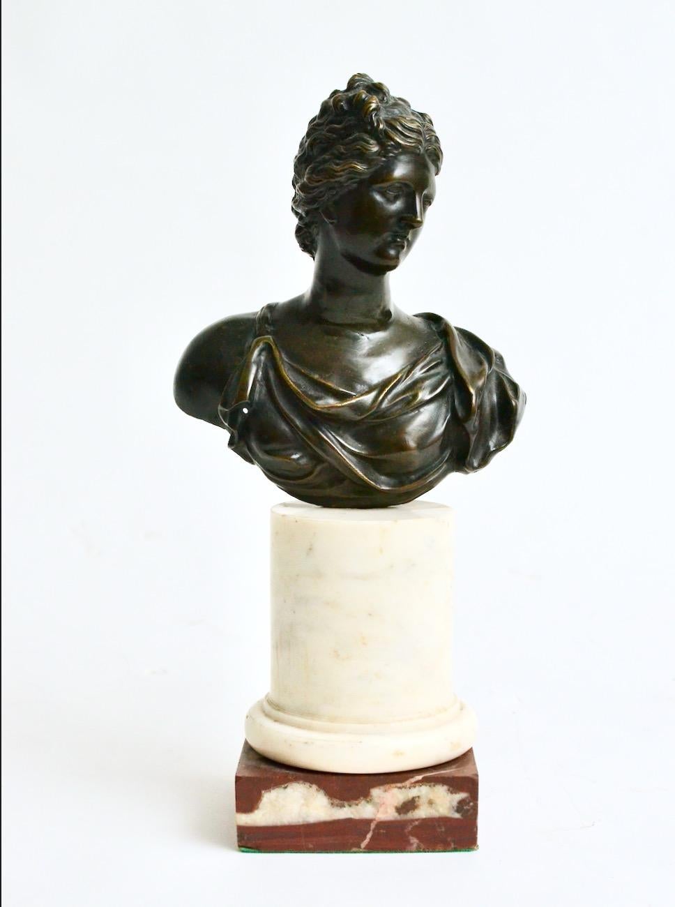 An 18th century Venus de’ Medici bronze bust, mounted on a later 19th century marble base. It has a beautiful rich slightly worn dark brown patina. Venus turning her head to the right looking a little downwards and draped in a Roman toga. Possibly a
