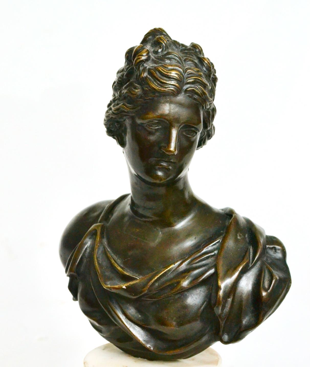 Classical Roman 18th century Venus de’ Medici Bronze Bust For Sale