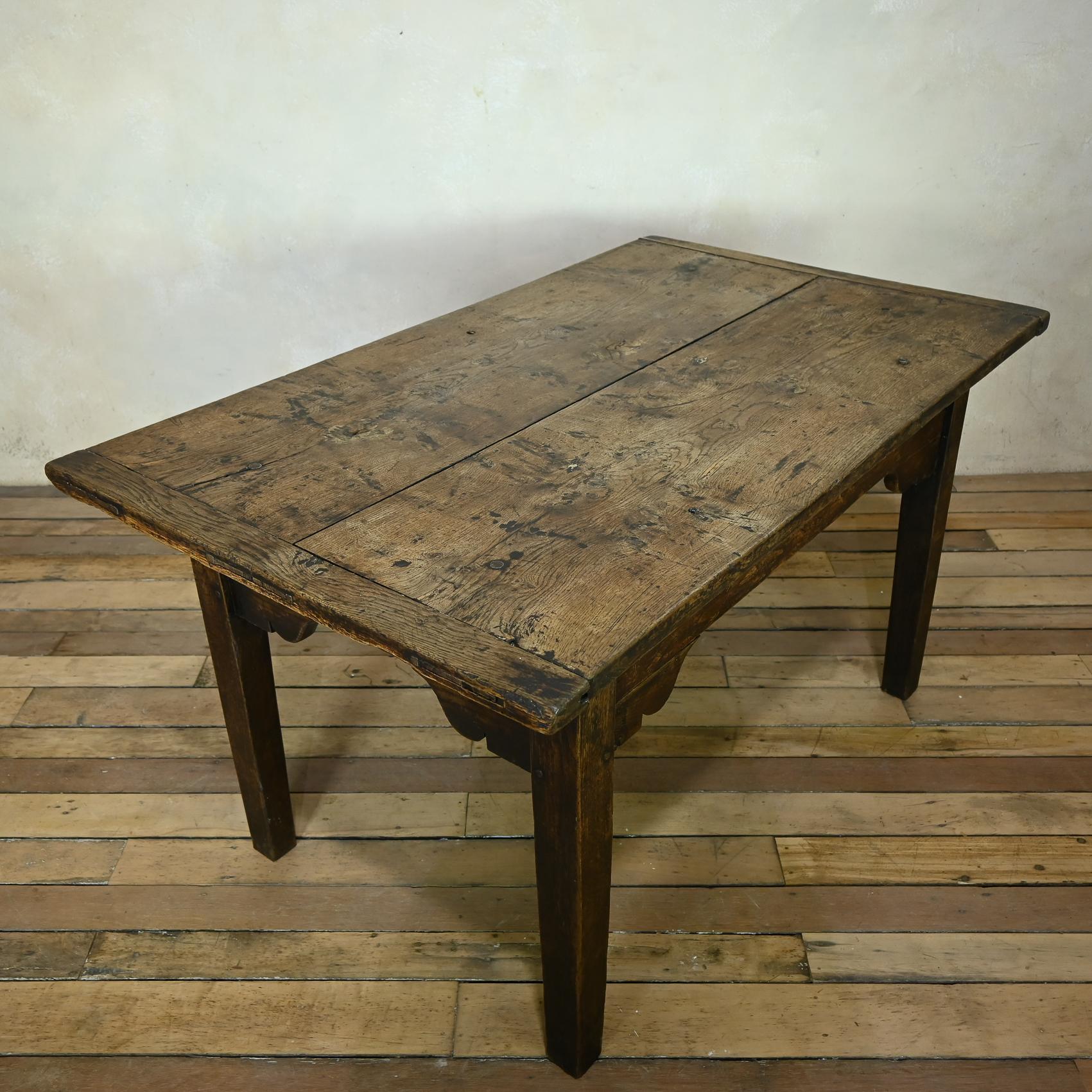 A Small 18th Century Vernacular Oak Country Farmhouse Table In Good Condition For Sale In Basingstoke, Hampshire