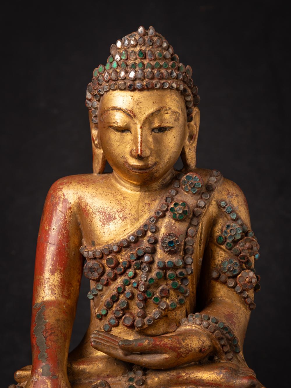 Bouddha birman en bronze ancien très spécial
Matière : bronze
40,7 cm de haut
27,5 cm de large et 21,8 cm de profondeur
Doré à l'or fin 24 krt.
Style Amarapura
Bhumisparsha mudra
18ème siècle
Une belle et très rare statue de Bouddha !
Poids : 10,55