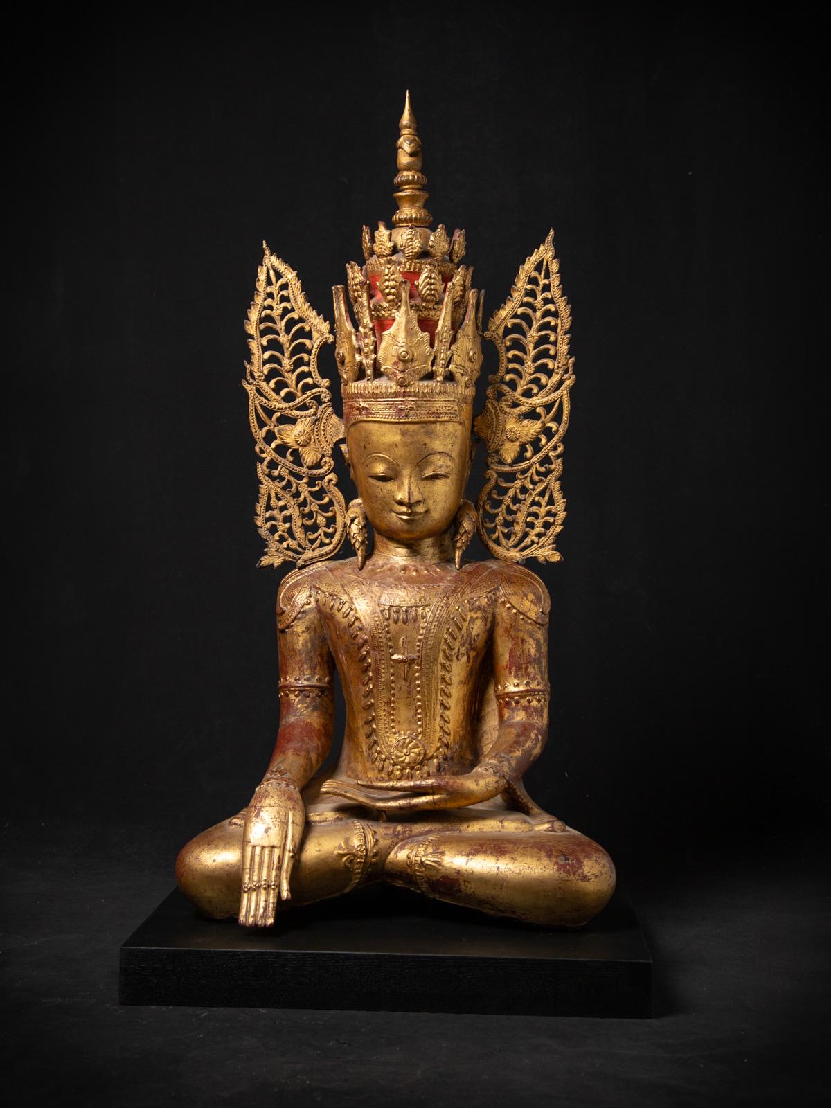 Dieser ganz besondere antike birmanische gekrönte Buddha ist ein außergewöhnliches Meisterwerk der spirituellen Kunst und des kulturellen Erbes aus dem 18. Die aus Lack gefertigte und reich mit 24-karätigem Gold vergoldete Statue ist beeindruckende