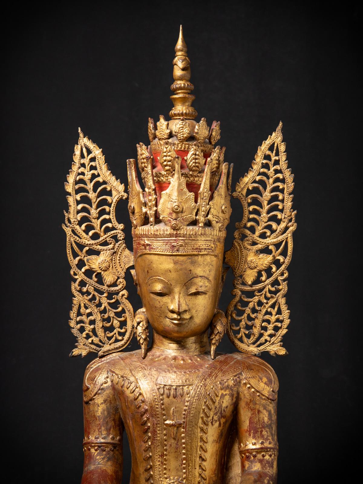 18. Jahrhundert Ganz besonderer antiker birmanischer gekrönter Buddha in Bhumisparsha Mudra (Lack) im Angebot