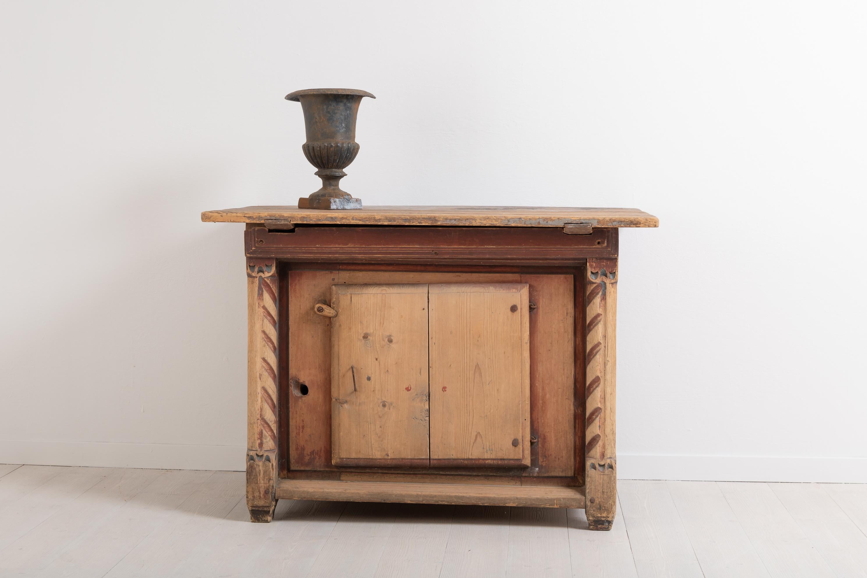 Very unusual baroque kistbord. A kistbord is a chest (kista) that has been made in such a way so that it can be used as a table (bord). These are very unusual objects and not many were made. That makes them exceedingly hard to find, not to mentioned