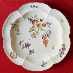 Plat de service rond en porcelaine de Vienne du XVIIIe siècle, orné d'un motif floral