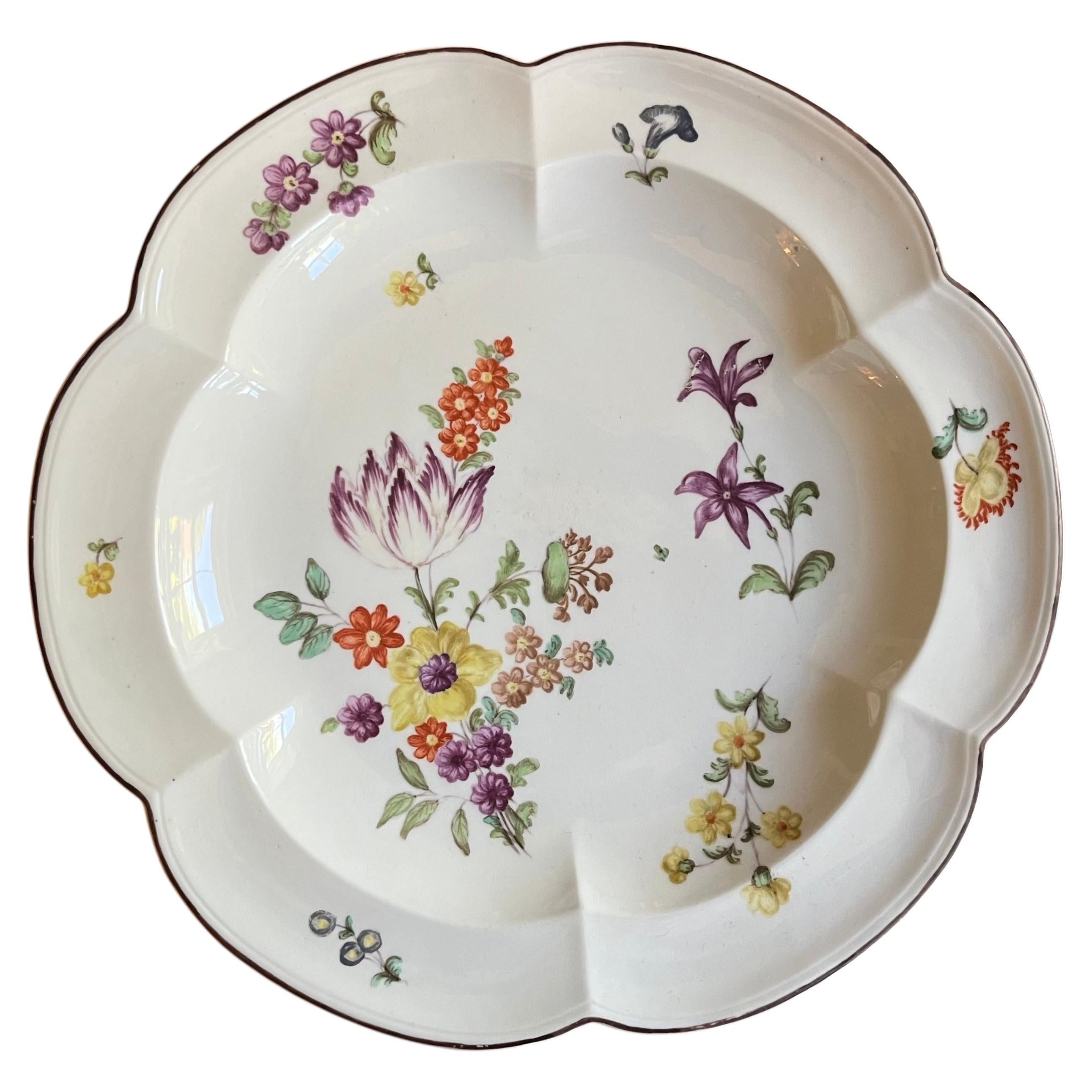 Runde Servierplatte aus Wiener Porzellan des 18. Jahrhunderts mit Blumenverzierung im Angebot