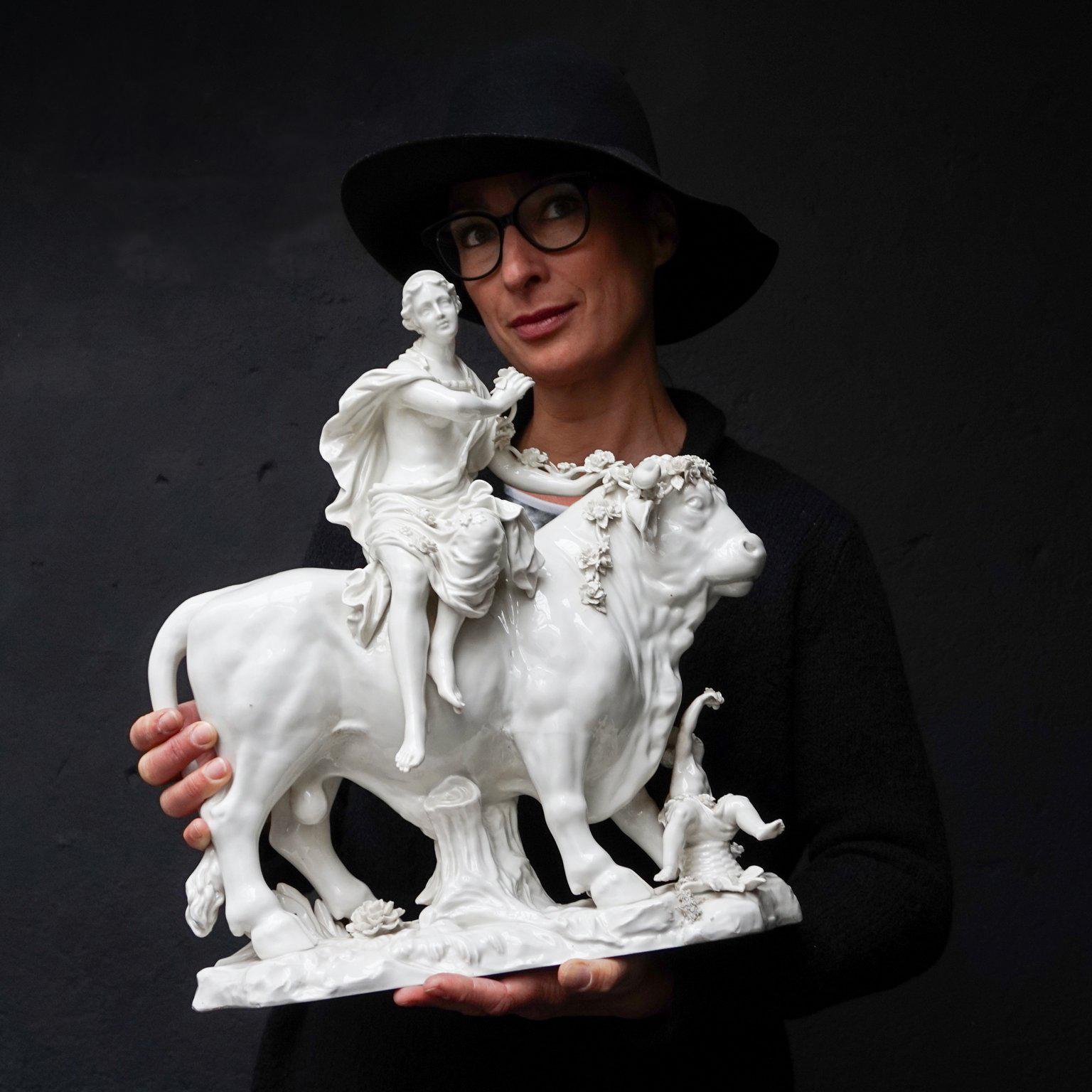 Porcelaine figurative viennoise du XVIIIe siècle Groupe de la mythologie grecque composé d'Europa et de Zeus en vente 5