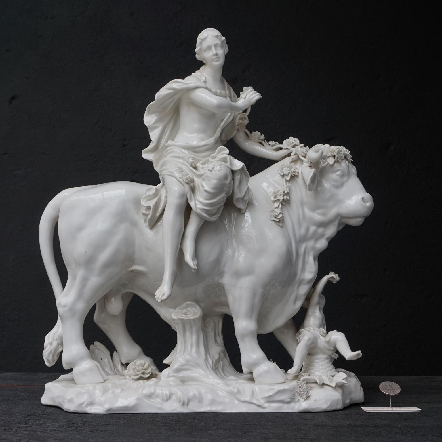 Schöne große griechische Mythologie weißes Porzellan Figurengruppe mit Europa und Zeus. 
Ich habe noch nie ein so großes Modell gesehen und finde es beeindruckend in Größe, Details und Farbe. 

Auf der Innenseite des Sockels befindet sich ein