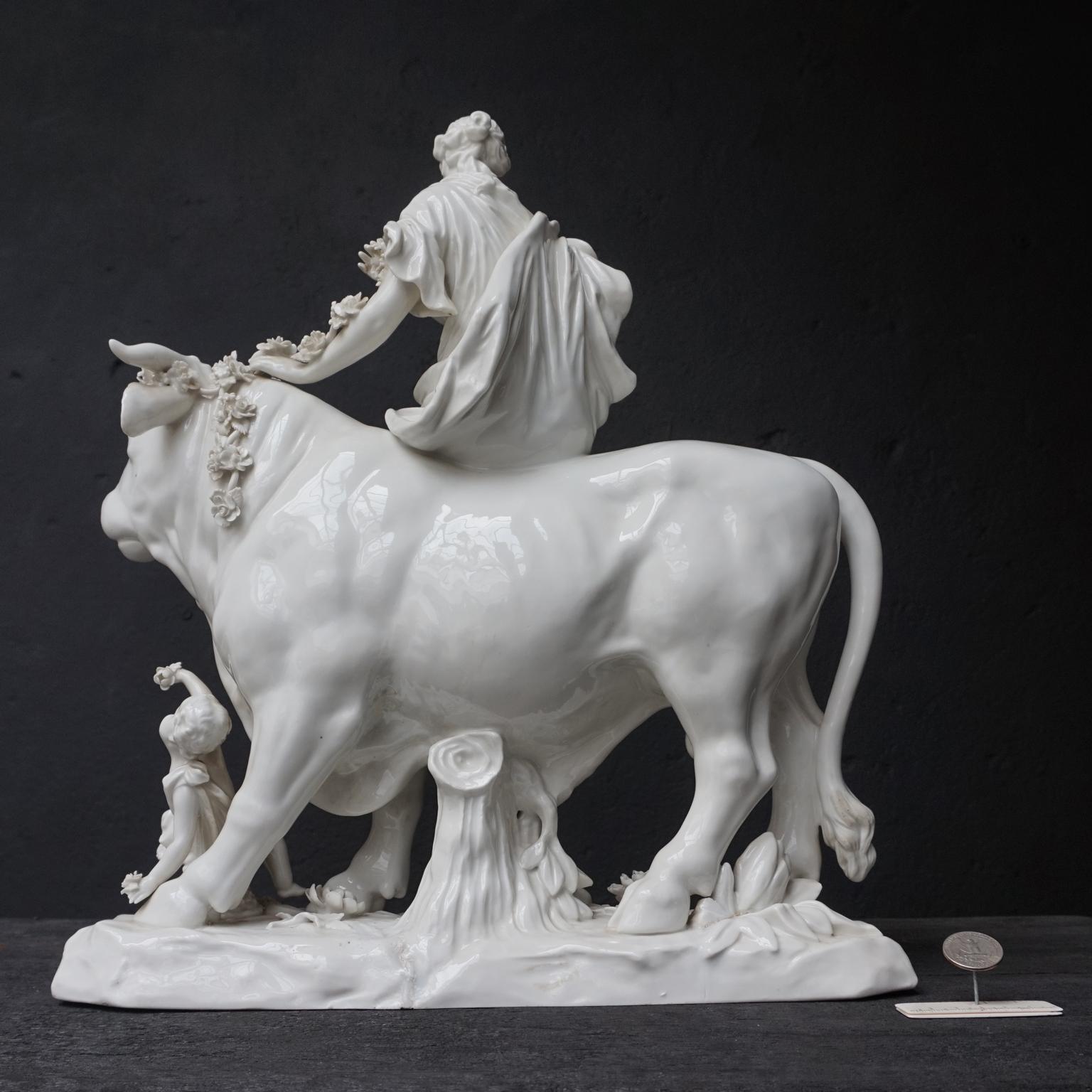 Vernissé Porcelaine figurative viennoise du XVIIIe siècle Groupe de la mythologie grecque composé d'Europa et de Zeus en vente
