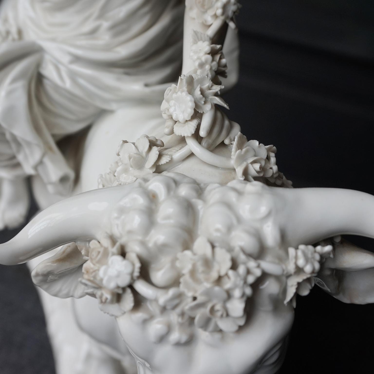 Porcelaine figurative viennoise du XVIIIe siècle Groupe de la mythologie grecque composé d'Europa et de Zeus Bon état - En vente à Haarlem, NL