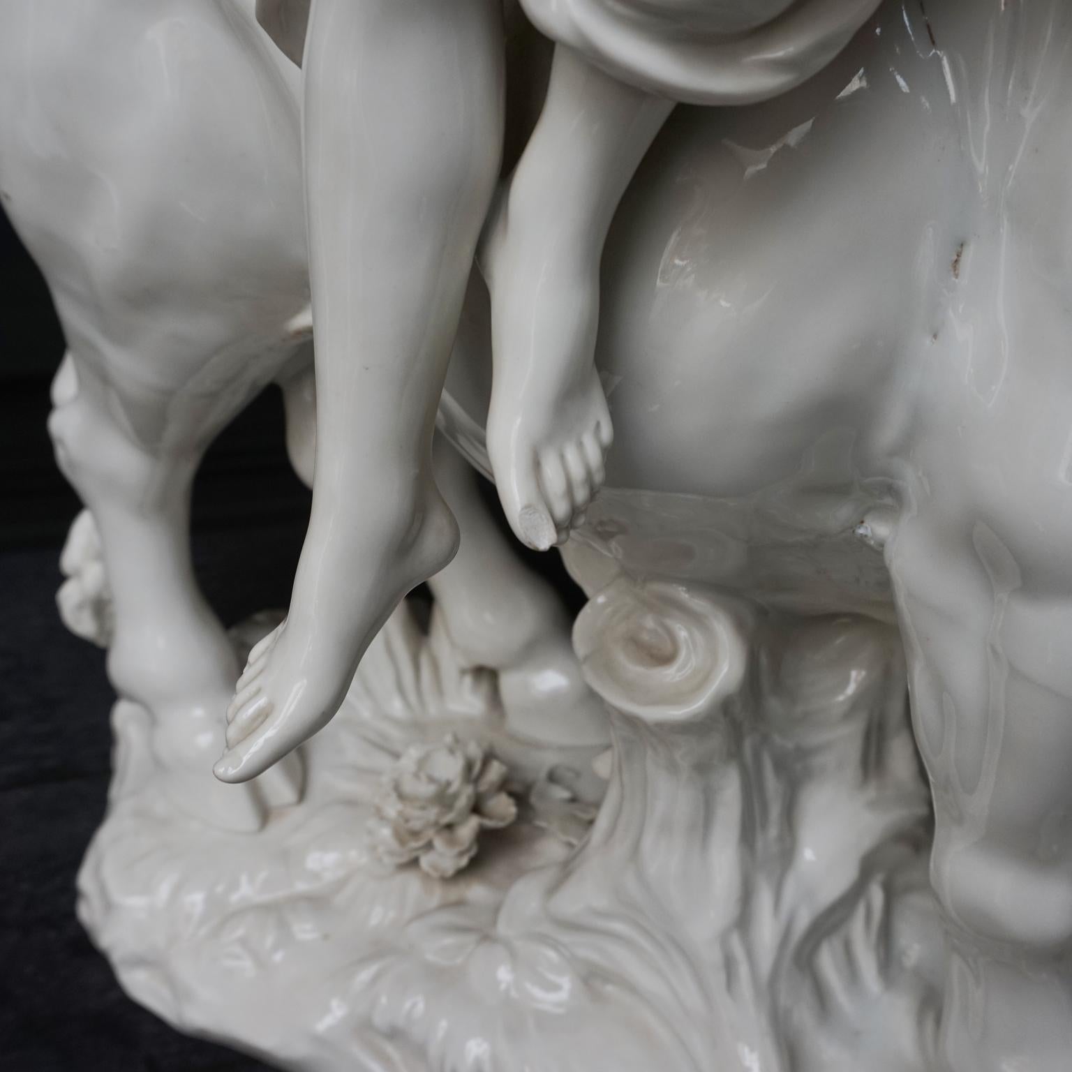 Porcelaine figurative viennoise du XVIIIe siècle Groupe de la mythologie grecque composé d'Europa et de Zeus en vente 1