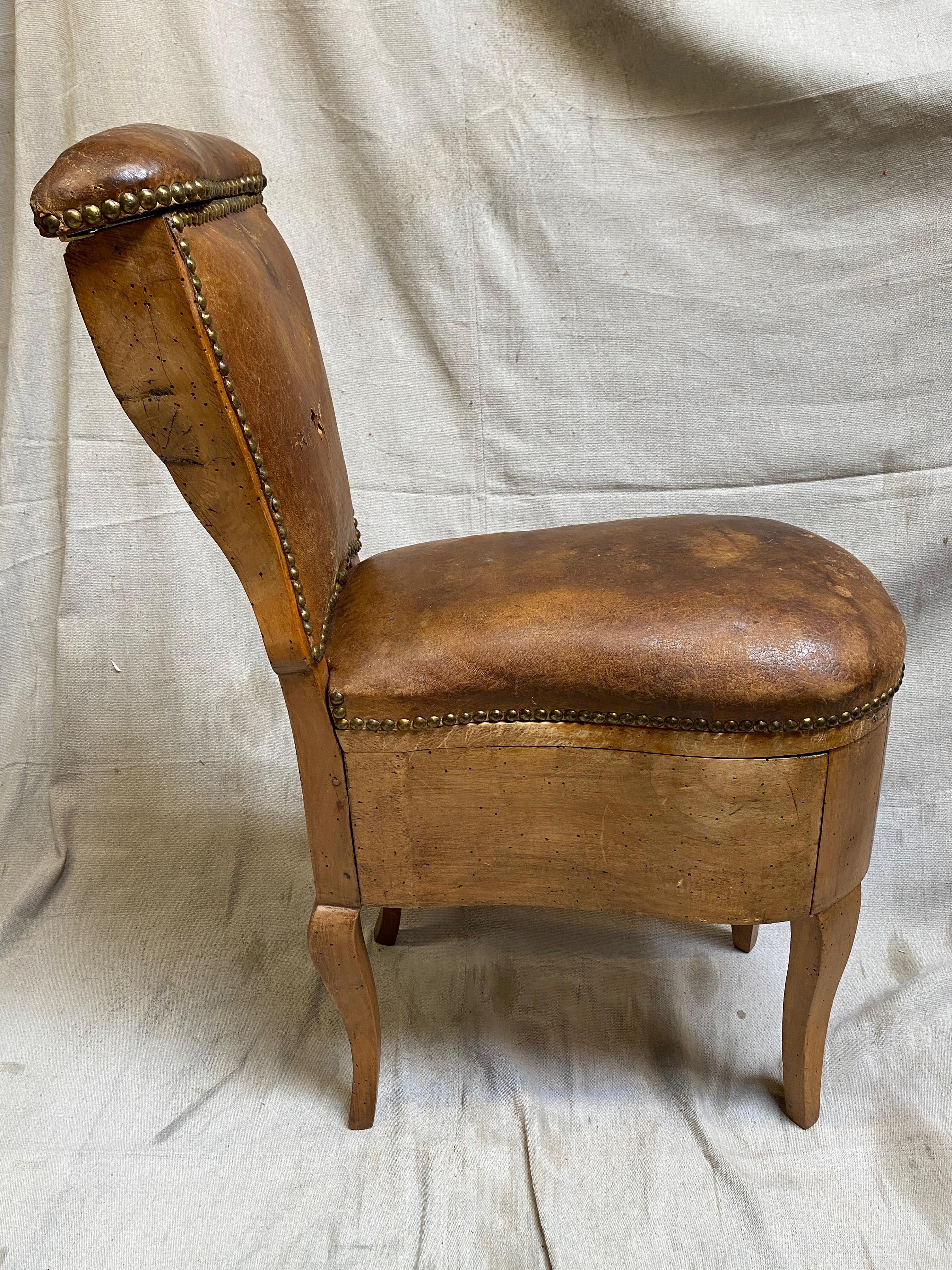 18. Jahrhundert Vintage Französisch Kommode Stuhl im Zustand „Gut“ im Angebot in Los Angeles, CA
