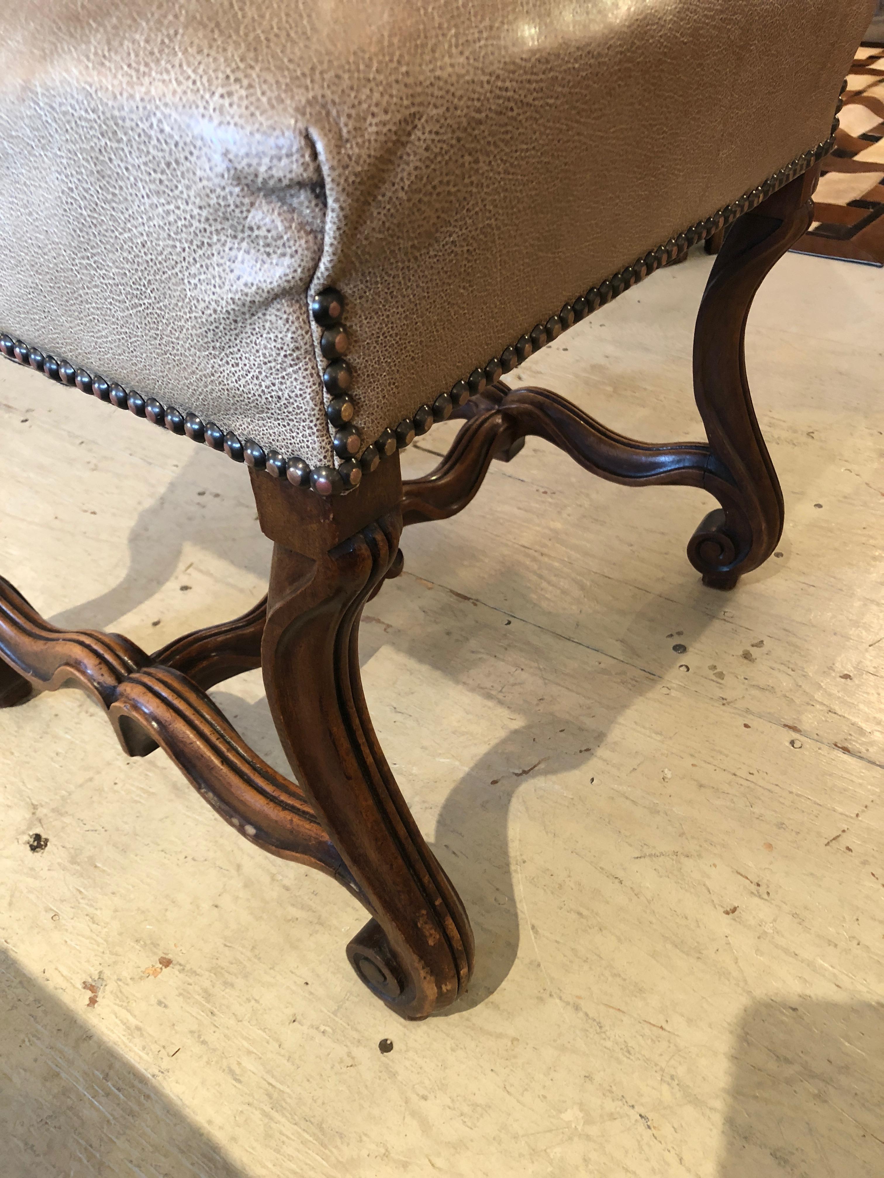 Français Chaises de salle à manger vintage de style Louis XIV du 18ème siècle avec cuir et toile