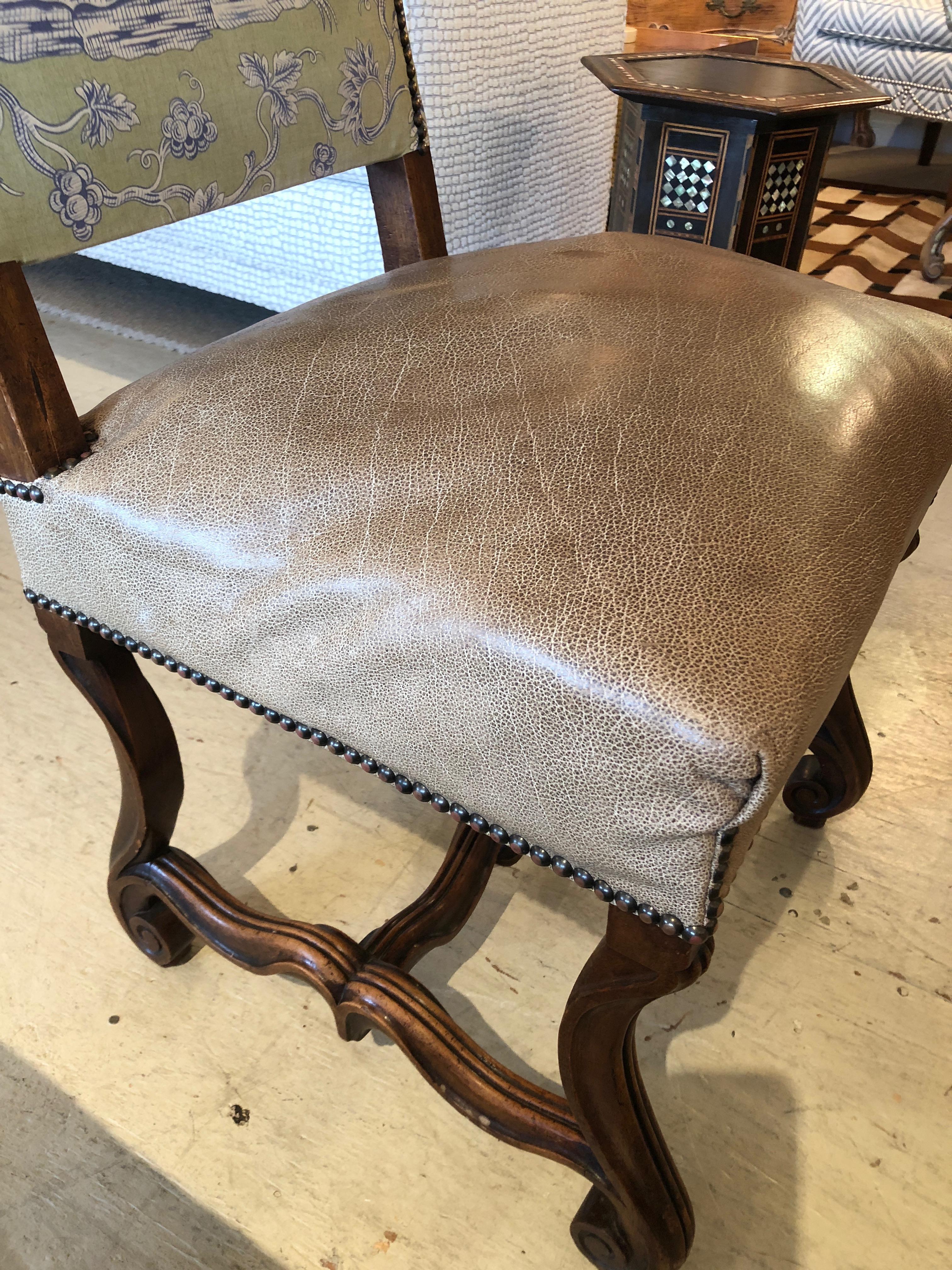 Chaises de salle à manger vintage de style Louis XIV du 18ème siècle avec cuir et toile Bon état à Hopewell, NJ