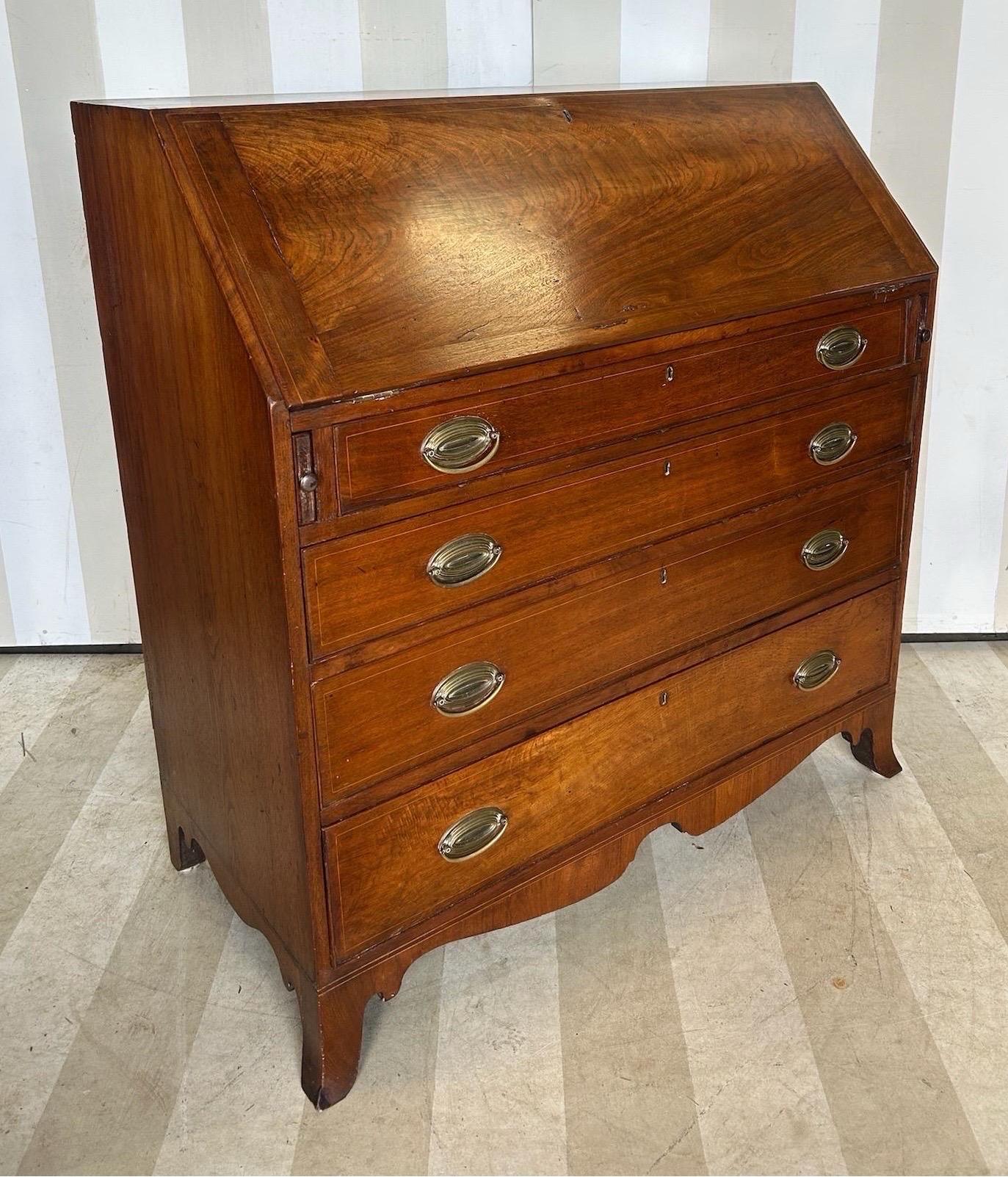 Superbe bureau d'époque en noyer marqueté de Virginie avec une histoire familiale de fabrication dans le comté de Rockingham. De belles proportions, des couleurs incroyables et un intérieur magnifiquement exécuté. 