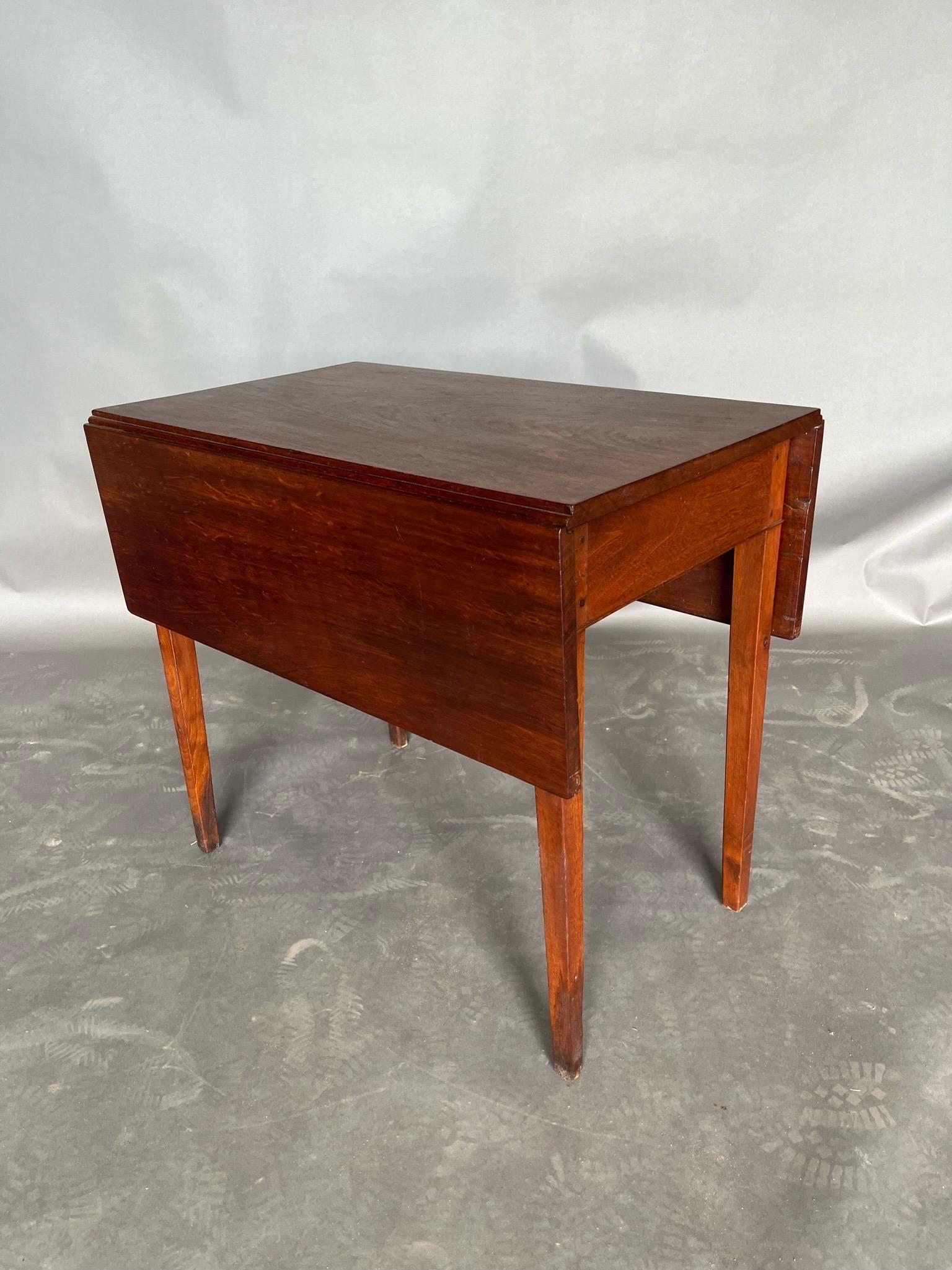 18th Century Virginia Tidewater Walnut and Yellow Pine Drop Leaf Table  For Sale 5