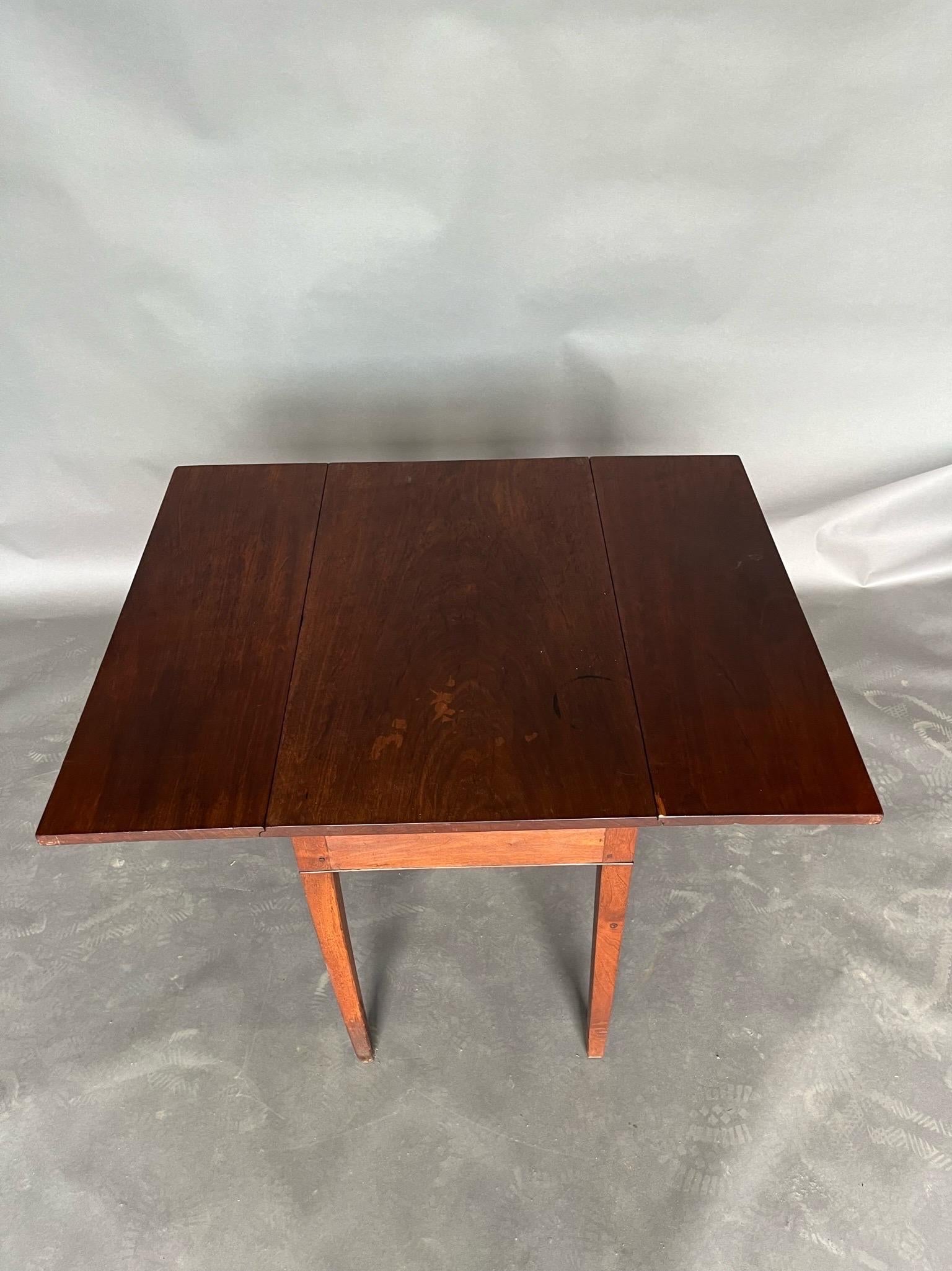 American 18th Century Virginia Tidewater Walnut and Yellow Pine Drop Leaf Table  For Sale
