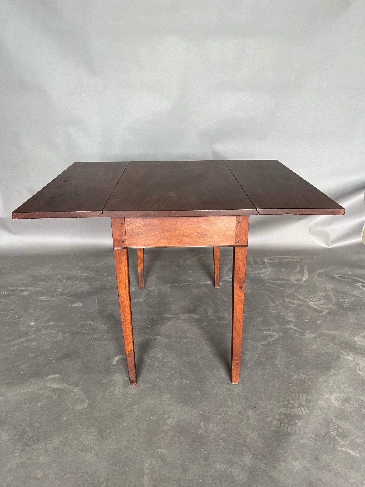 18th Century Virginia Tidewater Walnut and Yellow Pine Drop Leaf Table  In Good Condition For Sale In Charleston, SC